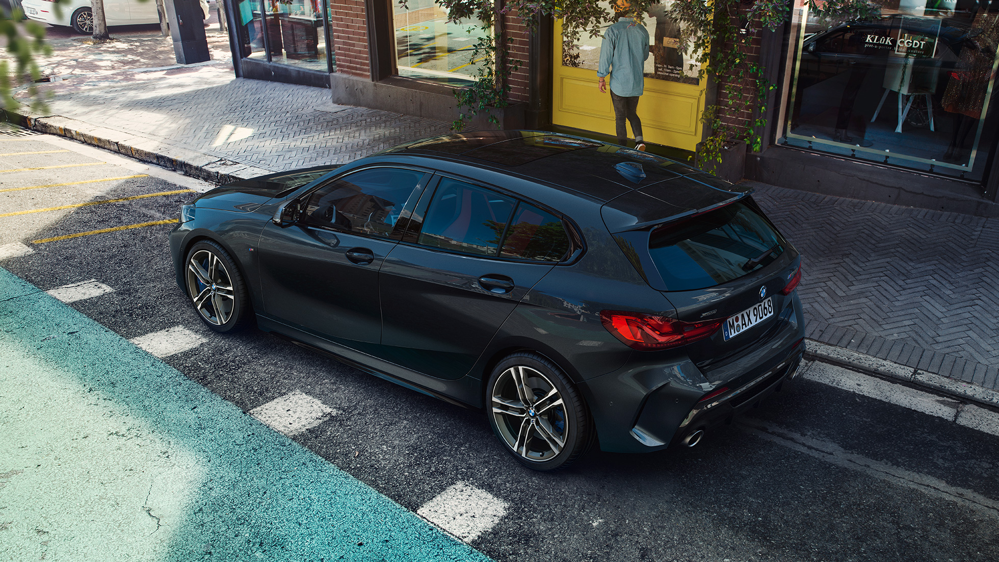 BMW M135i xDrive parkimas. BMW M135i xDrive toonis Black Sapphire metallik, parkimas, külgmine pealtvaade.