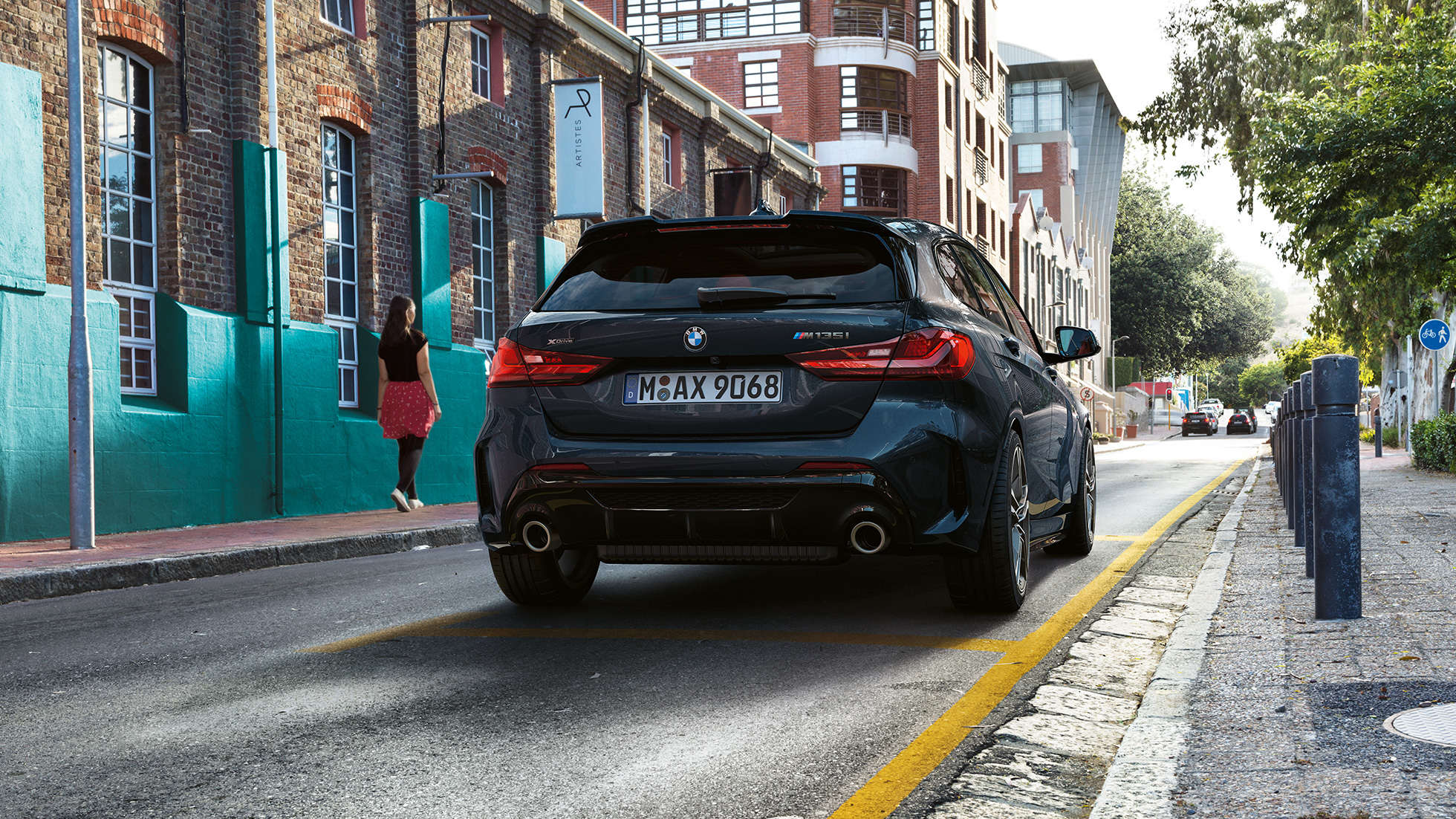 BMW M135i xDrive’i tagantvaade. BMW M135i xDrive toonis Black Sapphire metallik, parkimas, tagantvaates.