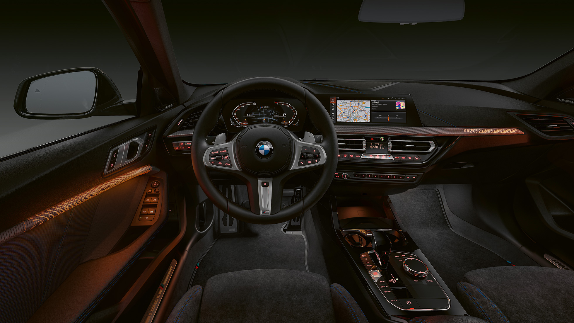 BMW M135i xDrive’i juhikoht. BMW M135i xDrive’i esmaklassiline salong koos valgustatud salongi dekoratiivliistudega.