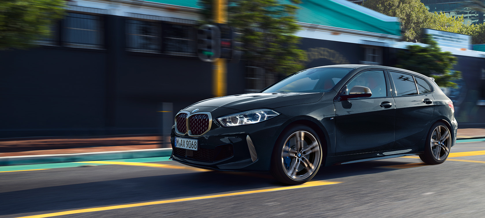 Täiesti uus BMW M135i xDrive. Uus BMW M135i xDrive toonis Black Sapphire metallik, kolm neljandikku külgvaatega sõites.