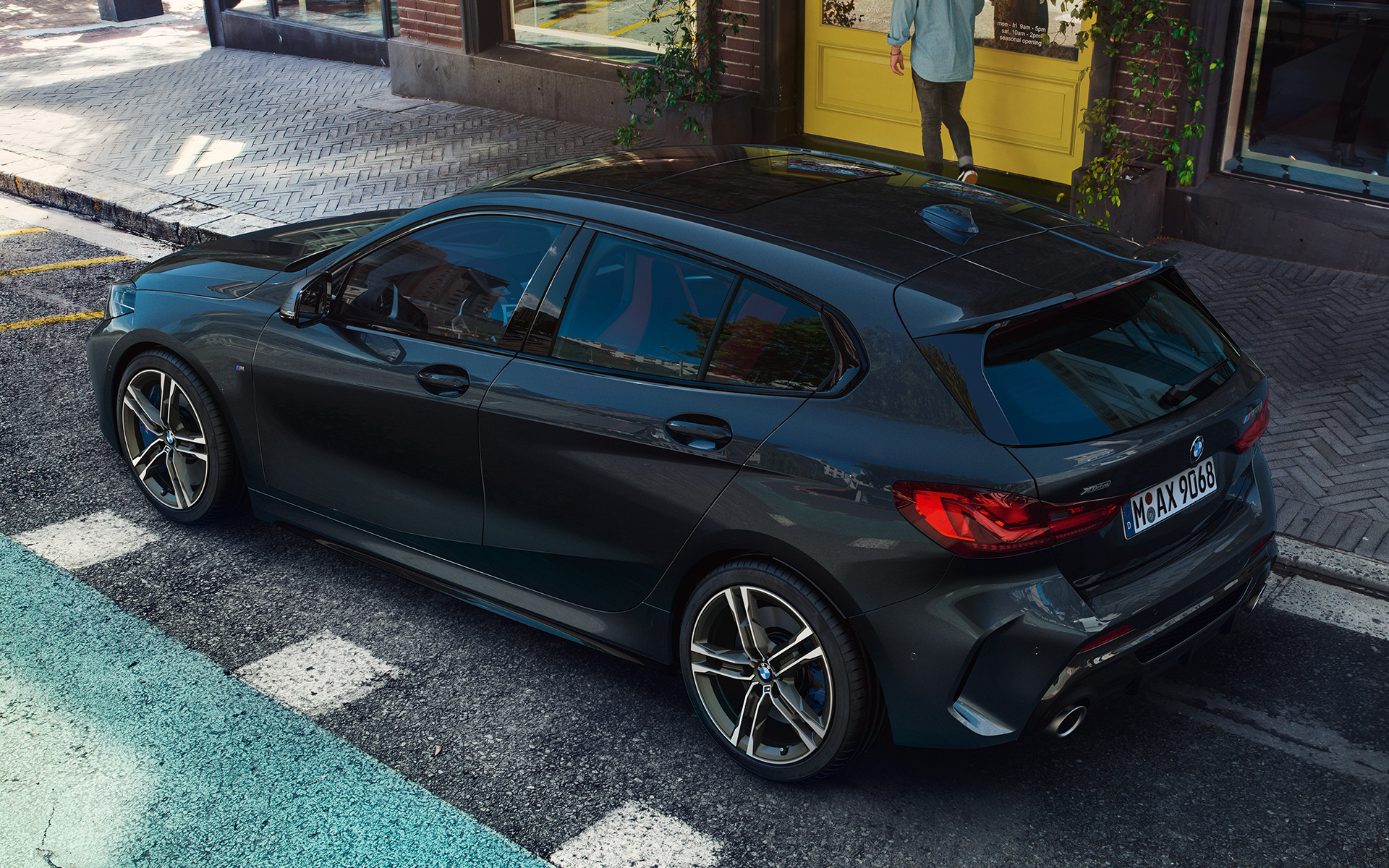 BMW M135i xDrive (F40) toonis Black Sapphire metallik, parkimas, ülaltvaade küljelt
