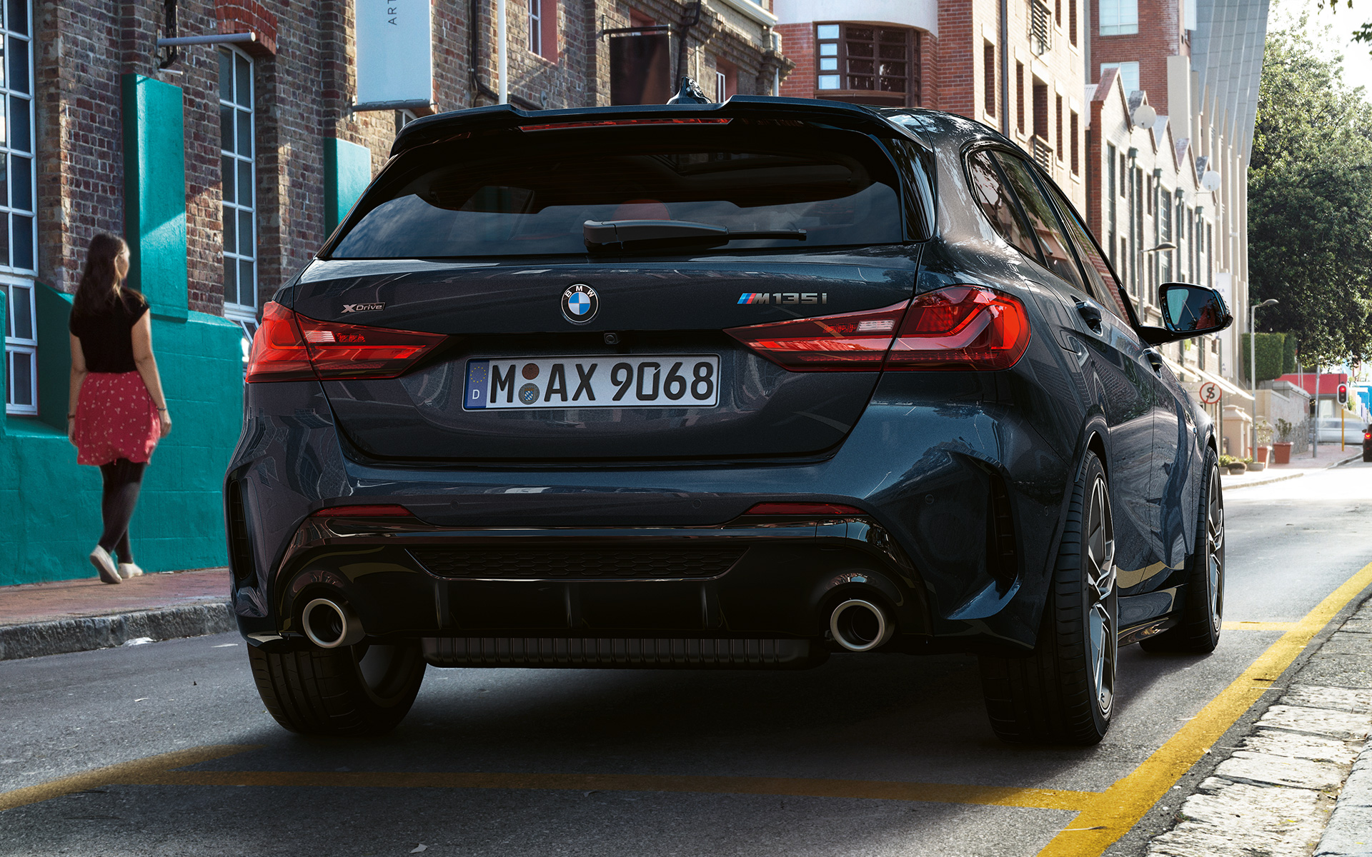BMW M135i xDrive (F40) toonis Black Sapphire metallik, tagantvaade parkimas