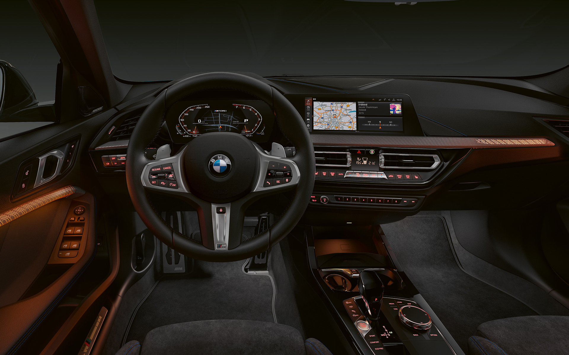 BMW M135i xDrive’i (F40) esmaklassiline salong koos valgustatud salongi dekoratiivliistudega