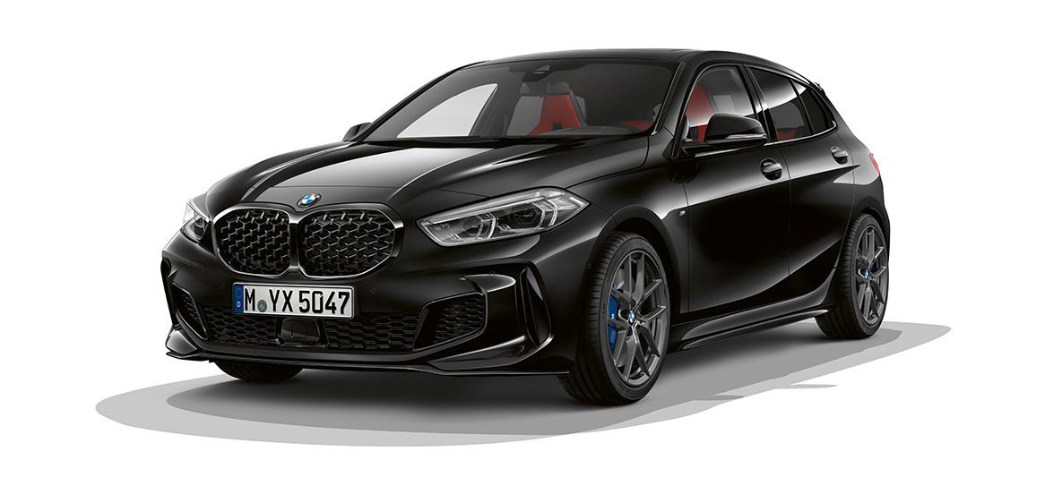 BMW M135i xDrive (F40), M Performance’i pakett BMW M135i xDrive (F40) toonis Black Sapphire metallik, M Performance’i paketiga, kolm neljandikku eestvaade