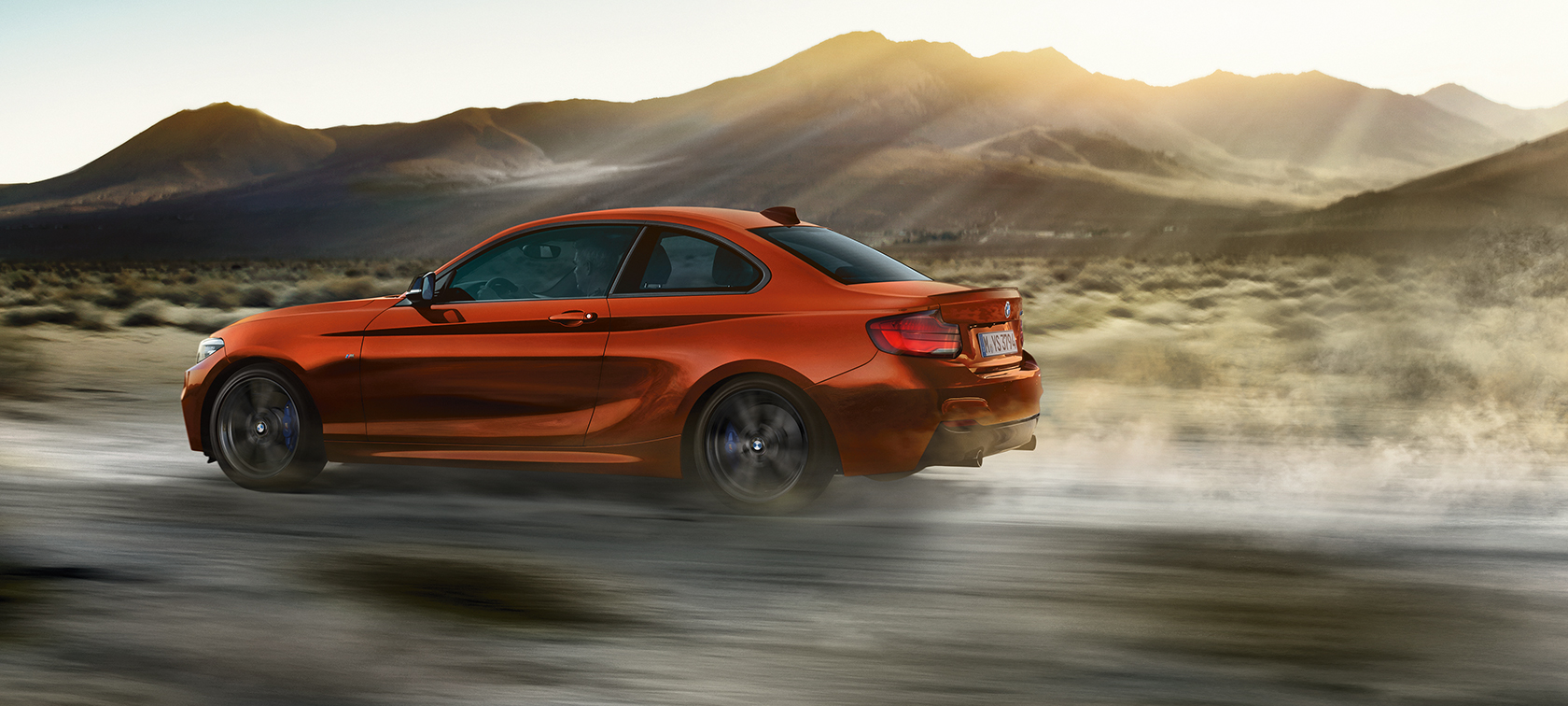BMW M240i Coupé sõidudünaamika BMW M240i Coupé F22 2017 Sunset Orange metallik, sõidudünaamika külgvaade