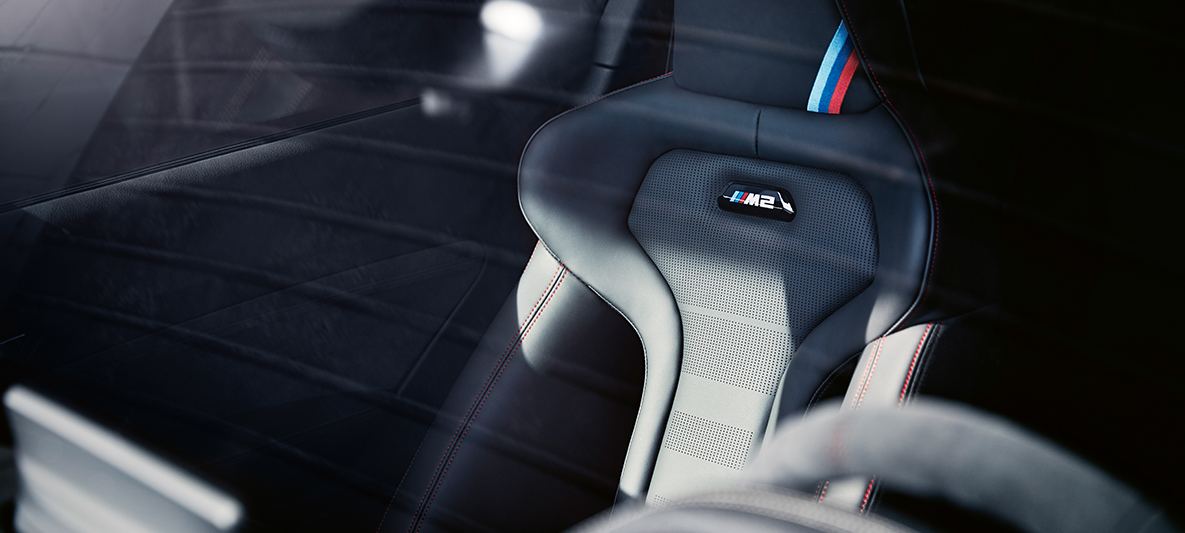 BMW M2 CS sportistmed BMW M2 CS F87 Misano Blue metallik, sportistmete detailvaade