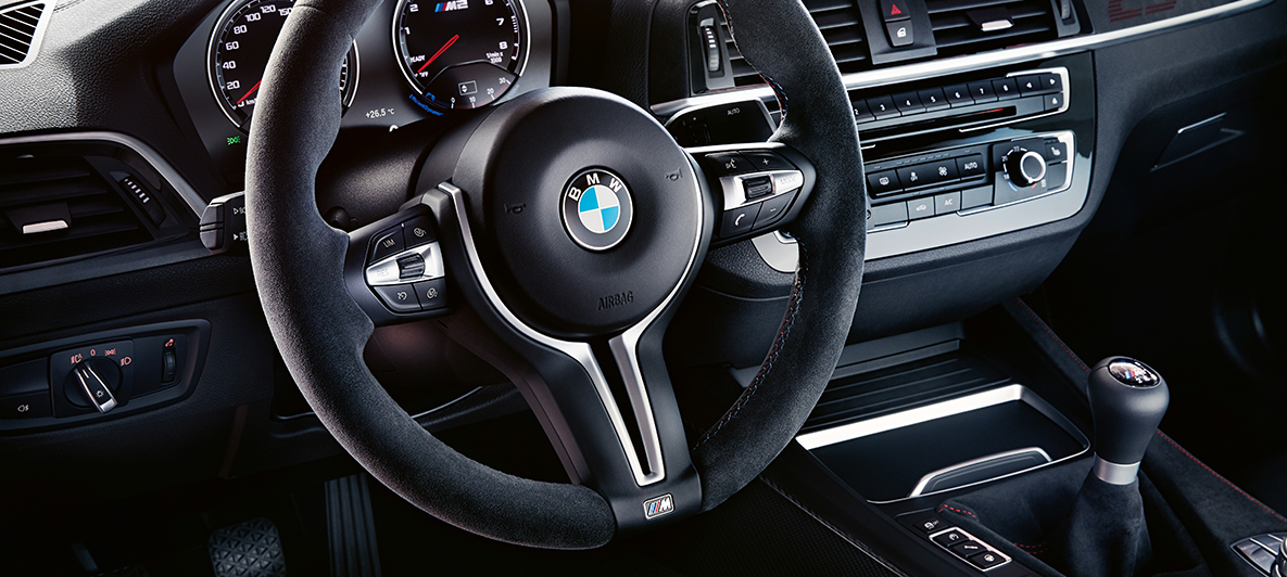 BMW M2 CS juhikoht BMW M2 CS F87 Misano Blue metallik, juhikoha detailvaade