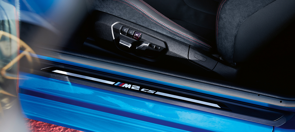 BMW M2 CS lävekate BMW M2 CS F87 Misano Blue metallik, lävekatte detailvaade