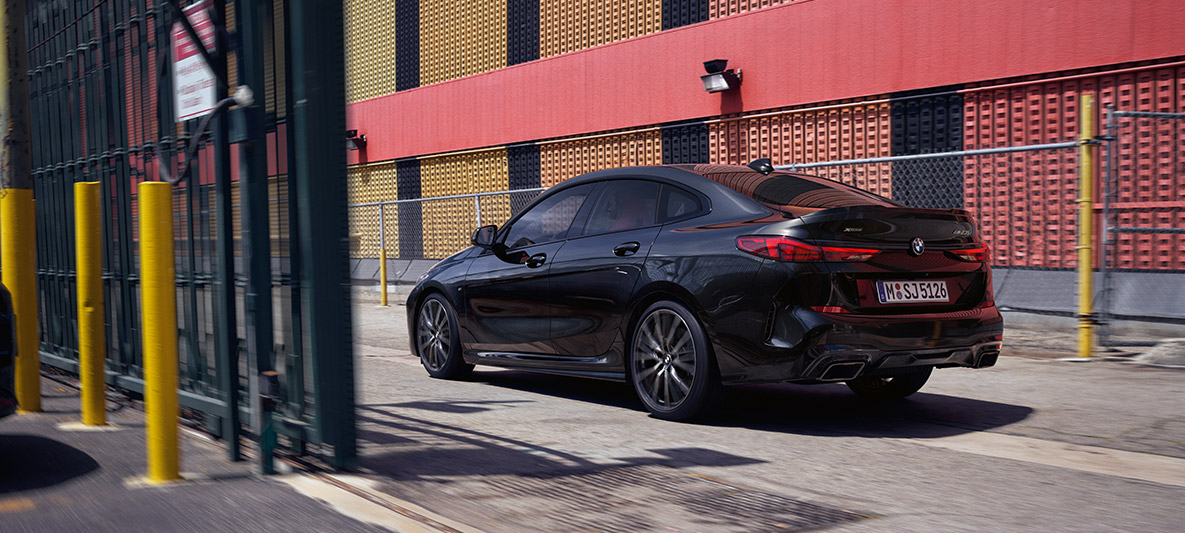M Performance pakett, BMW M235i xDrive Gran Coupé M Performance pakett, BMW M235i xDrive Gran Coupé toonis Black Sapphire metallik F44 kolm neljandikku külgvaade