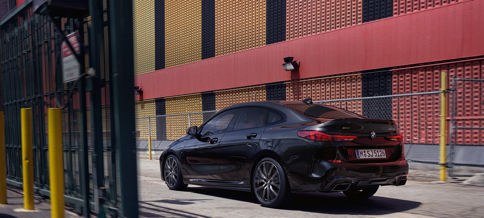 BMW M235i xDrive Gran Coupé kolm neljandikku külgvaade BMW M235i xDrive Gran Coupé toonis Black Sapphire metallik F44 kolm neljandikku külgvaade