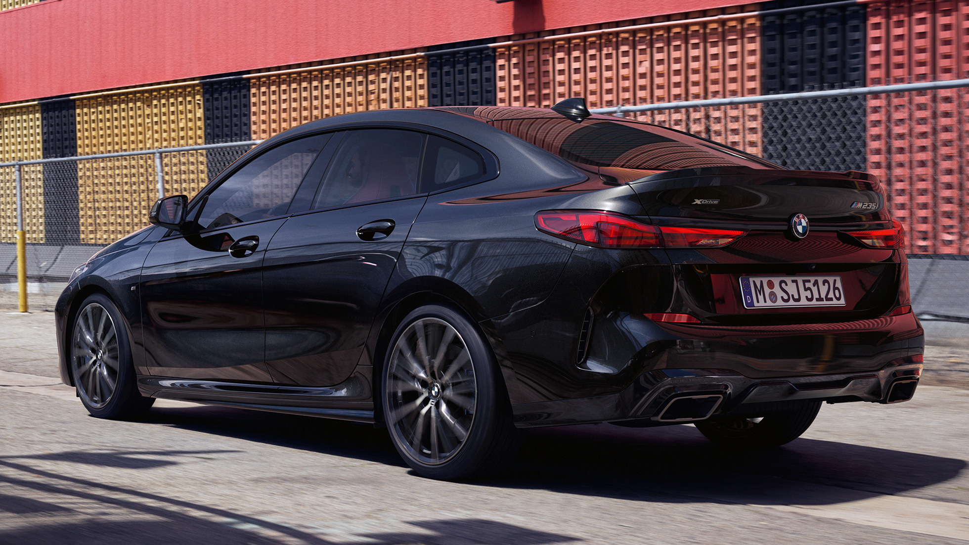BMW M235i xDrive Gran Coupé kolm neljandikku tagantvaade BMW M235i xDrive Gran Coupé 2020 toonis Black Sapphire metallik F44 kolm neljandikku tagantvaade, välisilme