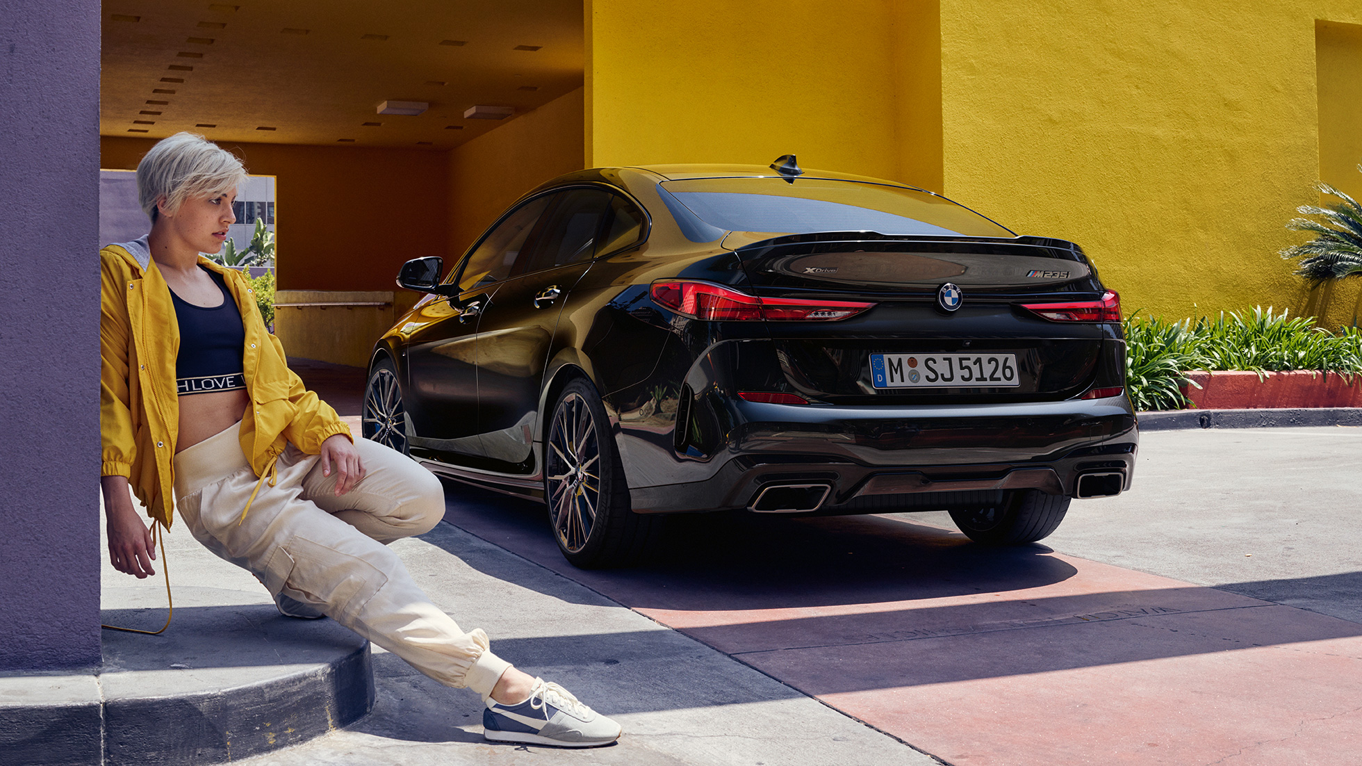 BMW M235i xDrive Gran Coupé tagaosa Jõuline tagaosa, BMW M235i xDrive Gran Coupé 2020 toonis Black Sapphire metallik F44 kolm neljandikku tagantvaade