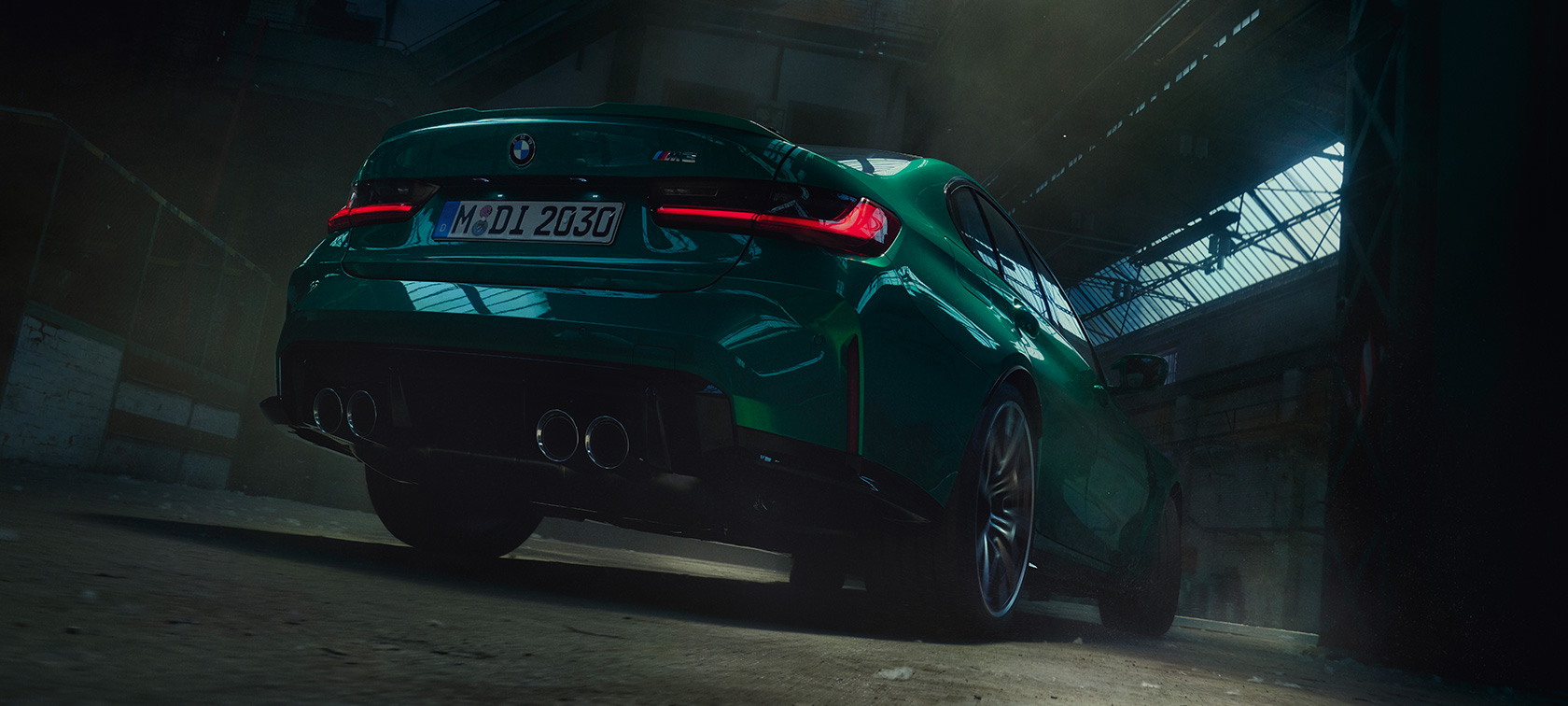 BMW M3 Sedaan G80 2020, kolm neljandikku tagant konnaperspektiivvaatena BMW M3 Sedaan G80 2020 Isle of Man Green metallik, kolm neljandikku tagantvaade konnaperspektiivvaatena