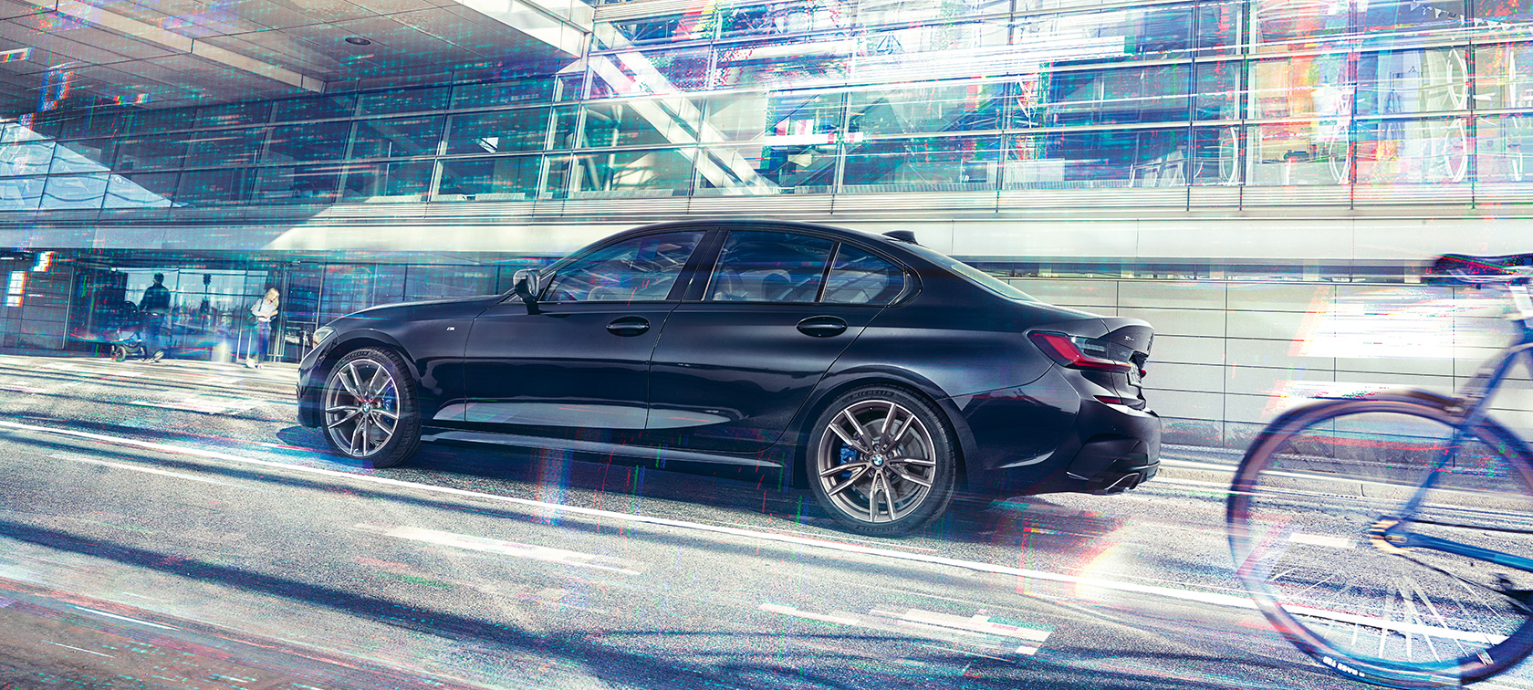 BMW M340i xDrive Sedaan G20 2020, külgvaade sõidu ajal BMW M340i xDrive Sedaan G20 2020 Sapphire Black metallik, külgvaade sõidu ajal
