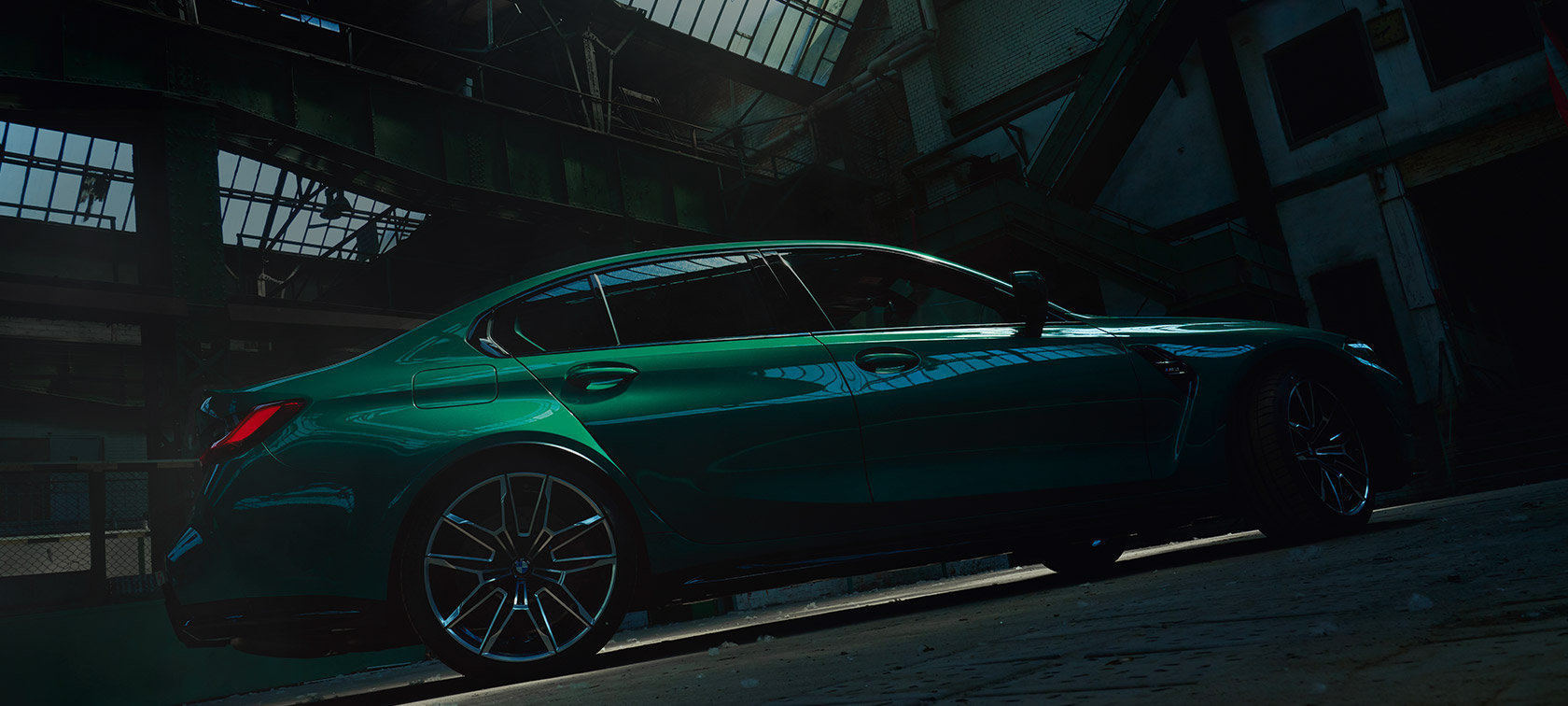 BMW M3 Sedaan G80 2020, külgvaade konnaperspektiivvaatena BMW M3 Sedaan G80 2020 Isle of Man Green metallik, külgvaade konnaperspektiivvaatena