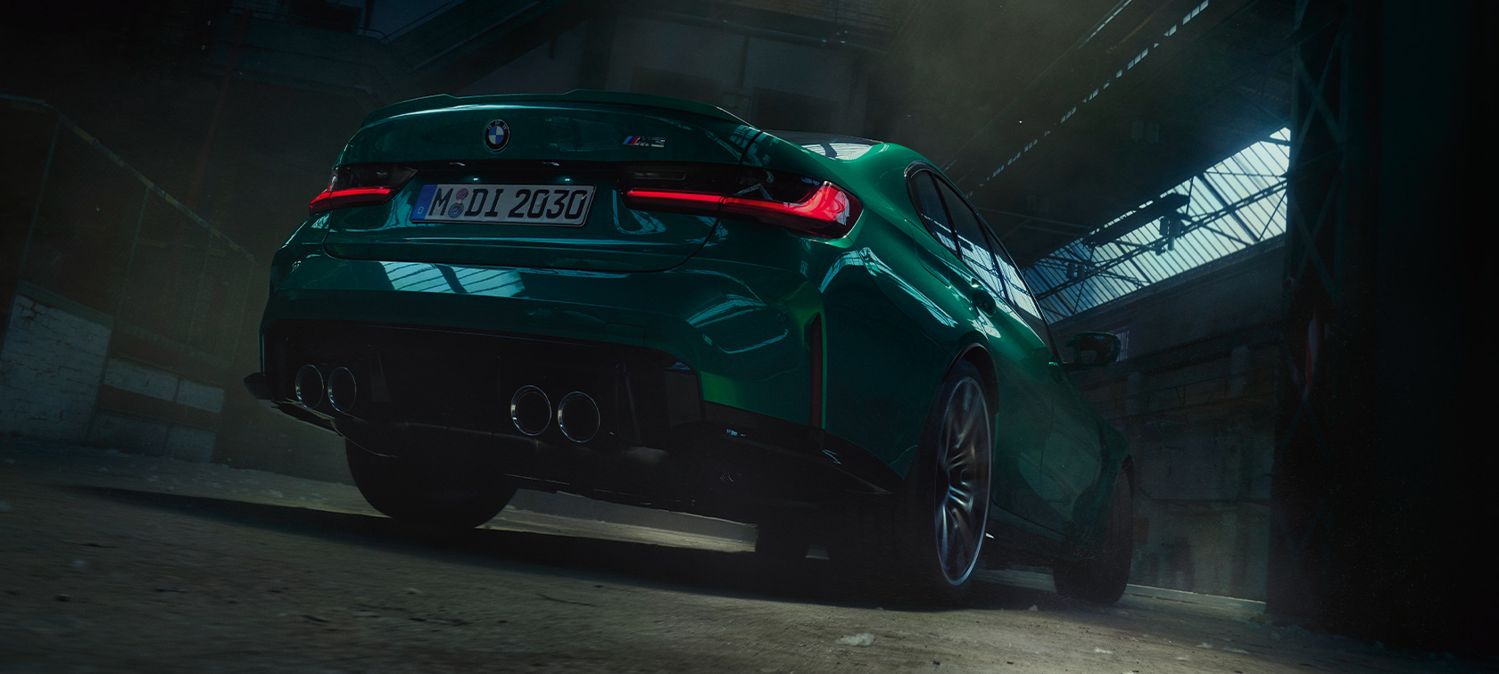 BMW M3 Sedaan G80 2020, kolm neljandikku tagantvaade konnaperspektiivvaatena BMW M3 Sedaan G80 2020, Isle of Man Green metallik, kolm neljandikku tagantvaade konnaperspektiivvaatena