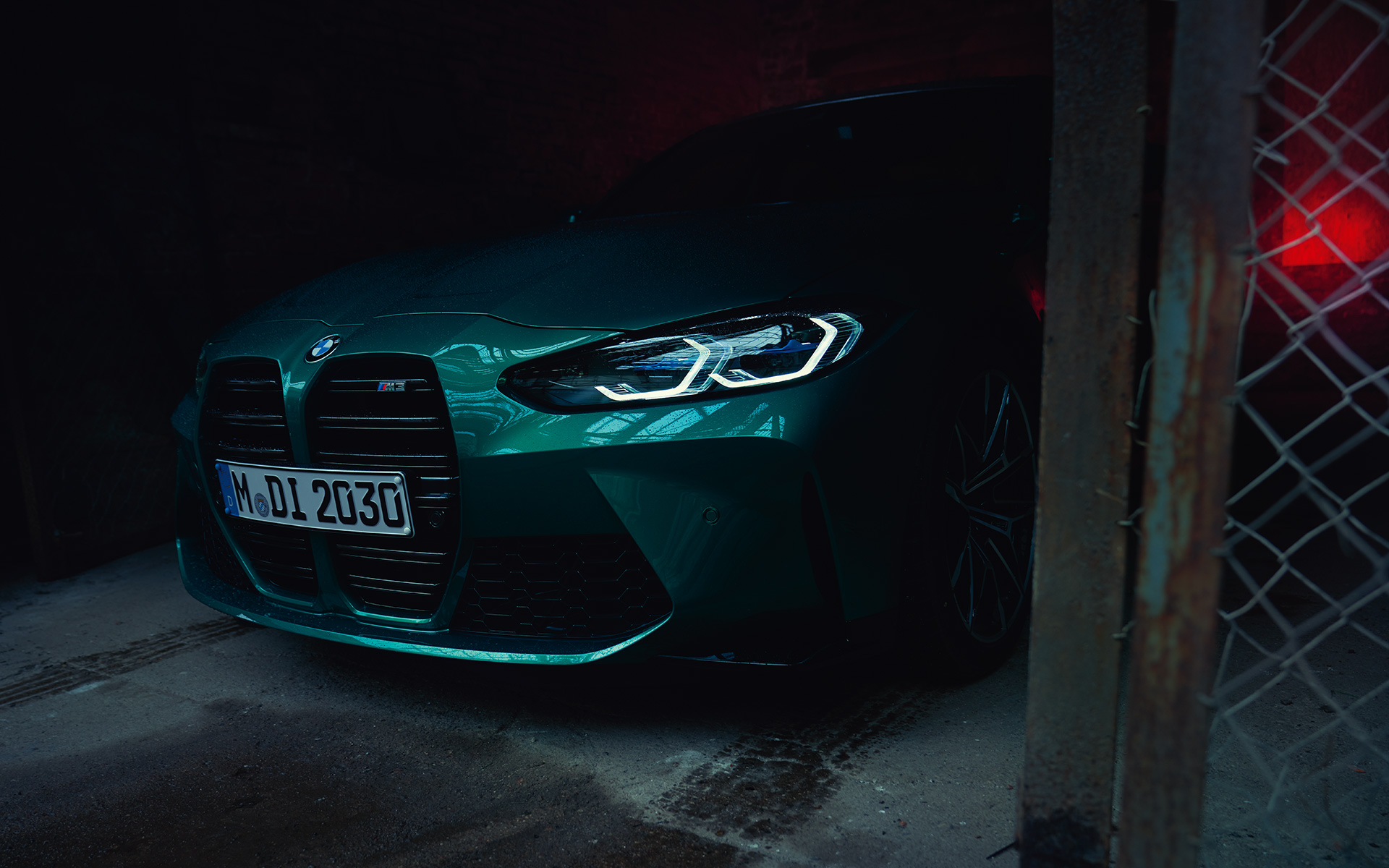 BMW M3 Sedaan G80 2020, Isle of Man Green metallik, külgvaade eest