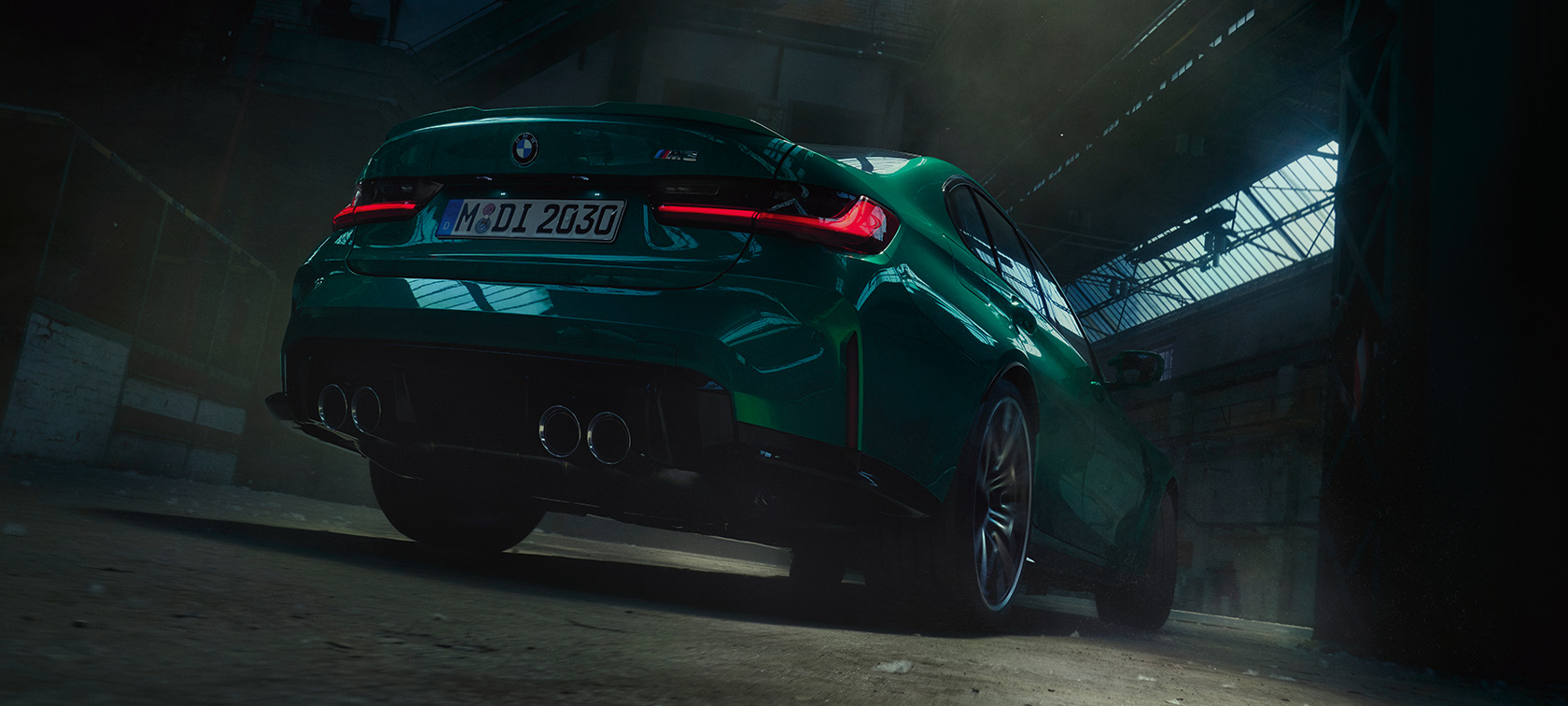 BMW M3 Sedaan G80 2020, kolm neljandikku tagantvaade konnaperspektiivvaatena BMW M3 Sedaan G80 2020, Isle of Man Green metallik, kolm neljandikku tagantvaade konnaperspektiivvaatena
