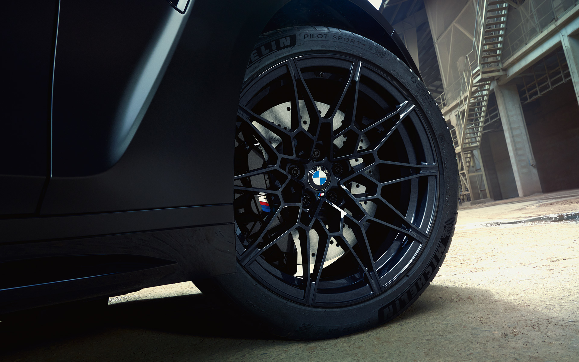 Must M-komposiitpidur, BMW M3 Competition Touring G81 BMW M3 Competition Touring G81, BMW Individual Frozen Black metallik, must M-komposiitpidur, lähivaade