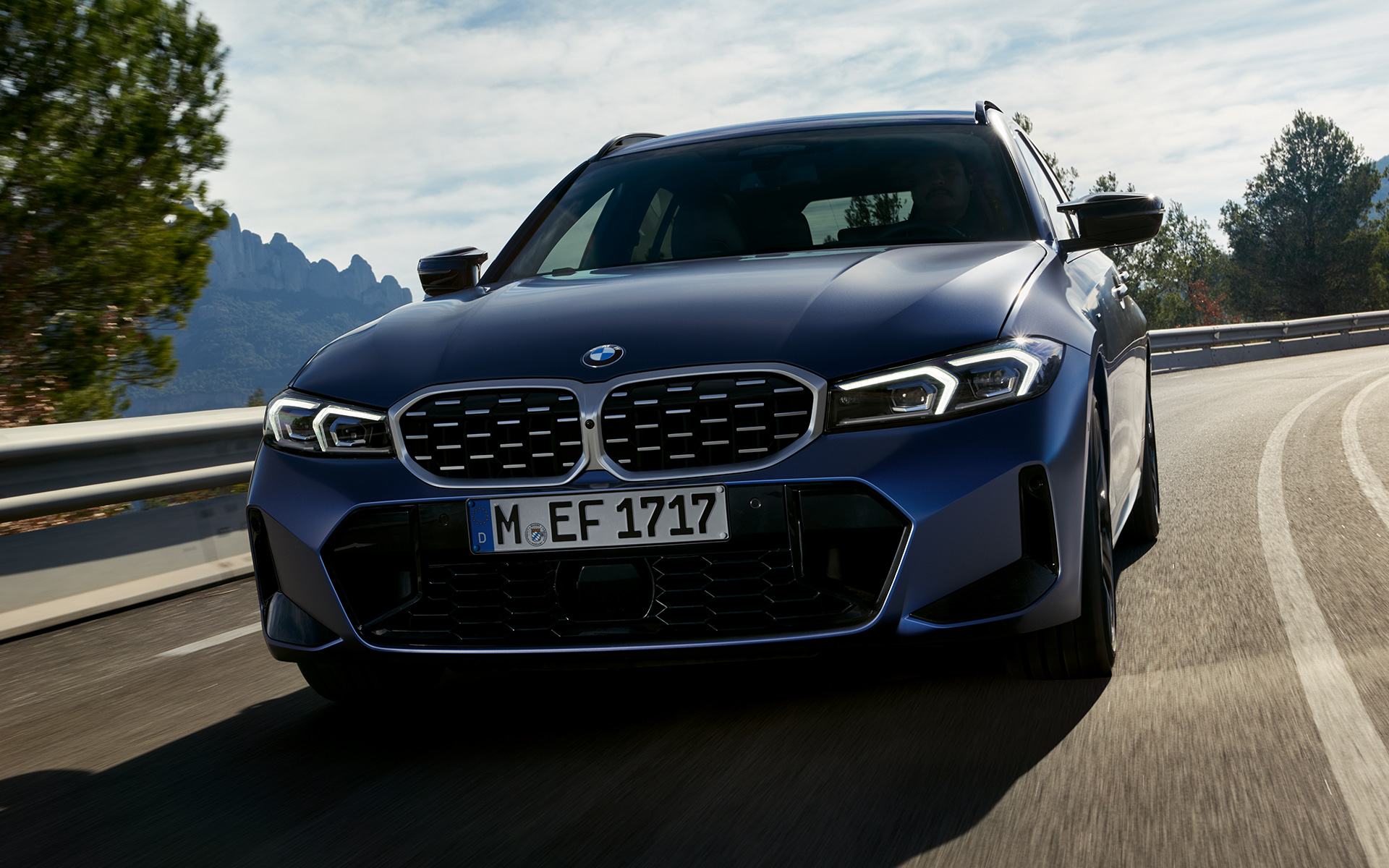 BMW M340i xDrive Touring G21, eestvaade tänaval sõites BMW M340i xDrive Touring G21, Frozen Tanzanite Blue, eestvaade tänaval sõites