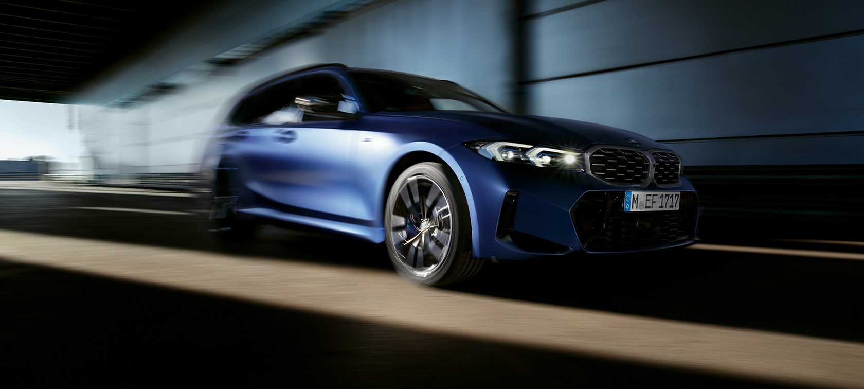 BMW M340i xDrive Touring G21, kolm neljandikku külgvaade sõites BMW M340i xDrive Touring G21, kolm neljandikku külgvaade sõites