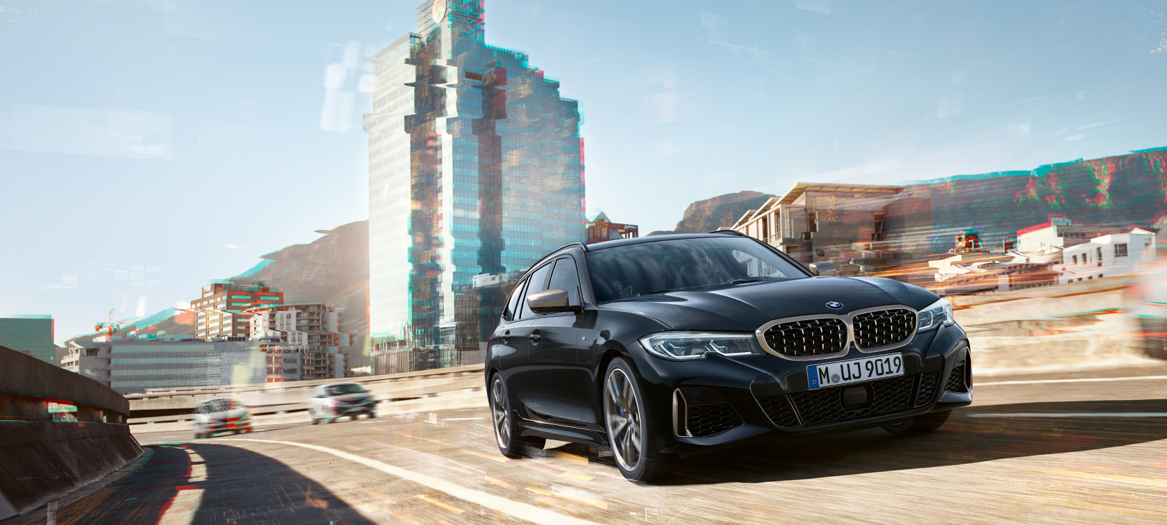 Kolm neljandikku eestvaade linnasõidu ajal BMW M340i xDrive Touring, kolm neljandikku eestvaade linnasõidu ajal