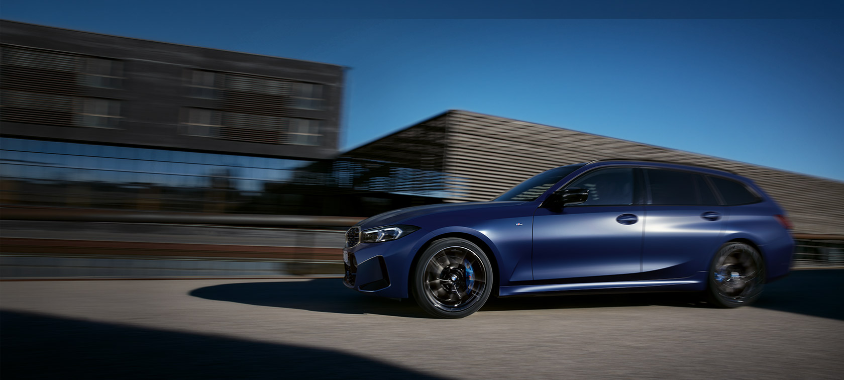 BMW M340i xDrive Touring G21, külgvaade sõites BMW M340i xDrive Touring G21, Frozen Tanzanite Blue, külgvaade sõitmas