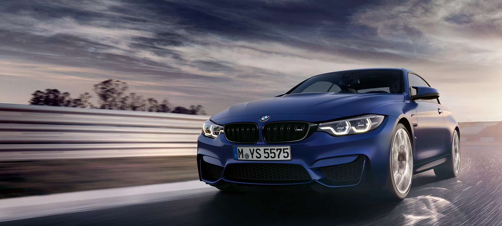 BMW M4 Cabrio BMW M4 Cabrio, 3/4 eestvaates võidusõidurajal sõitmas