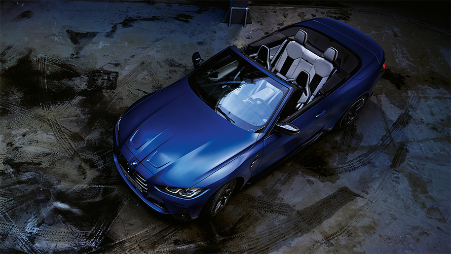 M xDrive’iga BMW M4 Competition Cabrio G83 2021, BMW Individual Frozen Portimao Blue metallik, ülaltvaade avatud pehme katusega M xDrive’iga BMW M4 Competition Cabrio G83 2021, BMW Individual Frozen Portimao Blue metallik, ülaltvaade avatud pehme katusega