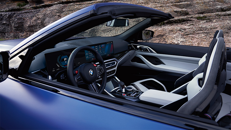 M xDrive’iga BMW M4 Competition Cabrio G83 2021, salong avatud pehme katusega M xDrive’iga BMW M4 Competition Cabrio G83 2021, BMW Individual Frozen Portimao Blue metallik, juhikoht ja salong avatud pehme katusega