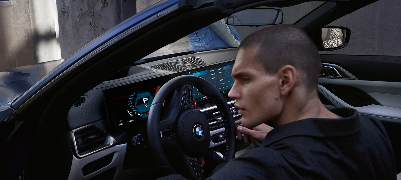 M xDrive’iga BMW M4 Competition Cabrio G83 2021, juhikoht M xDrive’iga BMW M4 Competition Cabrio G83 2021, BMW Individual Frozen Portimao Blue metallik, juhikoht avatud ukse ja meesmodelliga