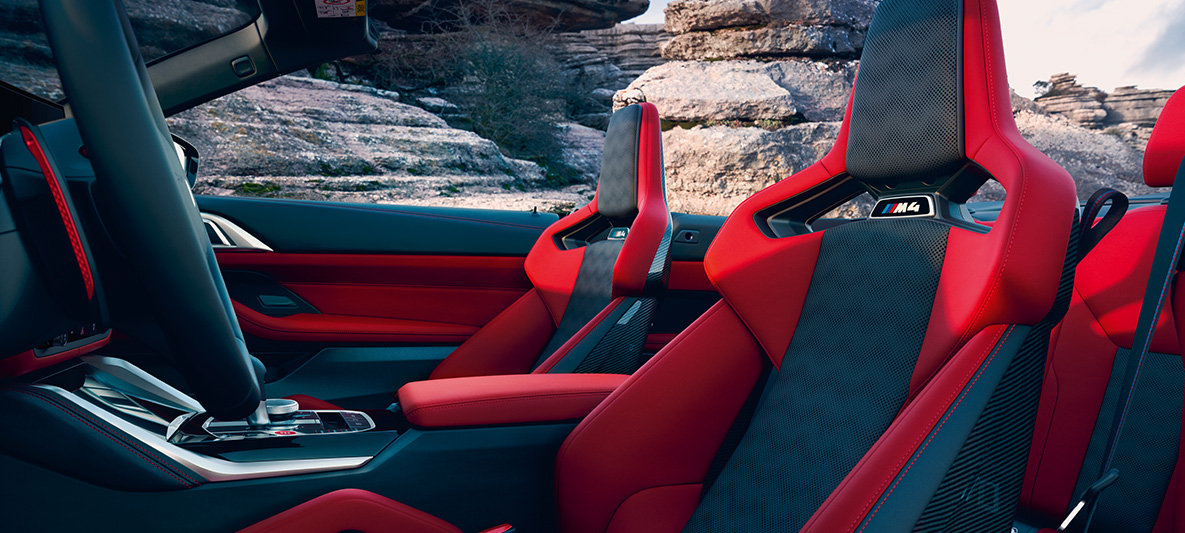 BMW Individuali täisnahkpolster 'Merino' Fiona Red/Black, M xDrive’iga BMW M4 Competition Cabrio G83 2021 BMW Individuali täisnahkpolster 'Merino' Fiona Red/Black, M xDrive’iga BMW M4 Competition Cabrio G83 2021, salong, külgvaade avatud pehme katusega