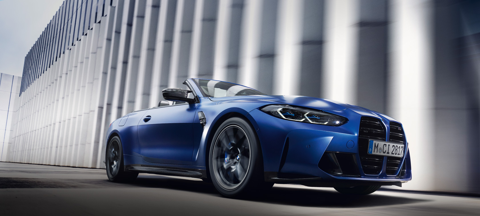 M xDrive’iga BMW M4 Competition Cabrio G83 2021, BMW Individual Frozen Portimao Blue metallik, kolm neljandikku eestvaade liikumise ajal