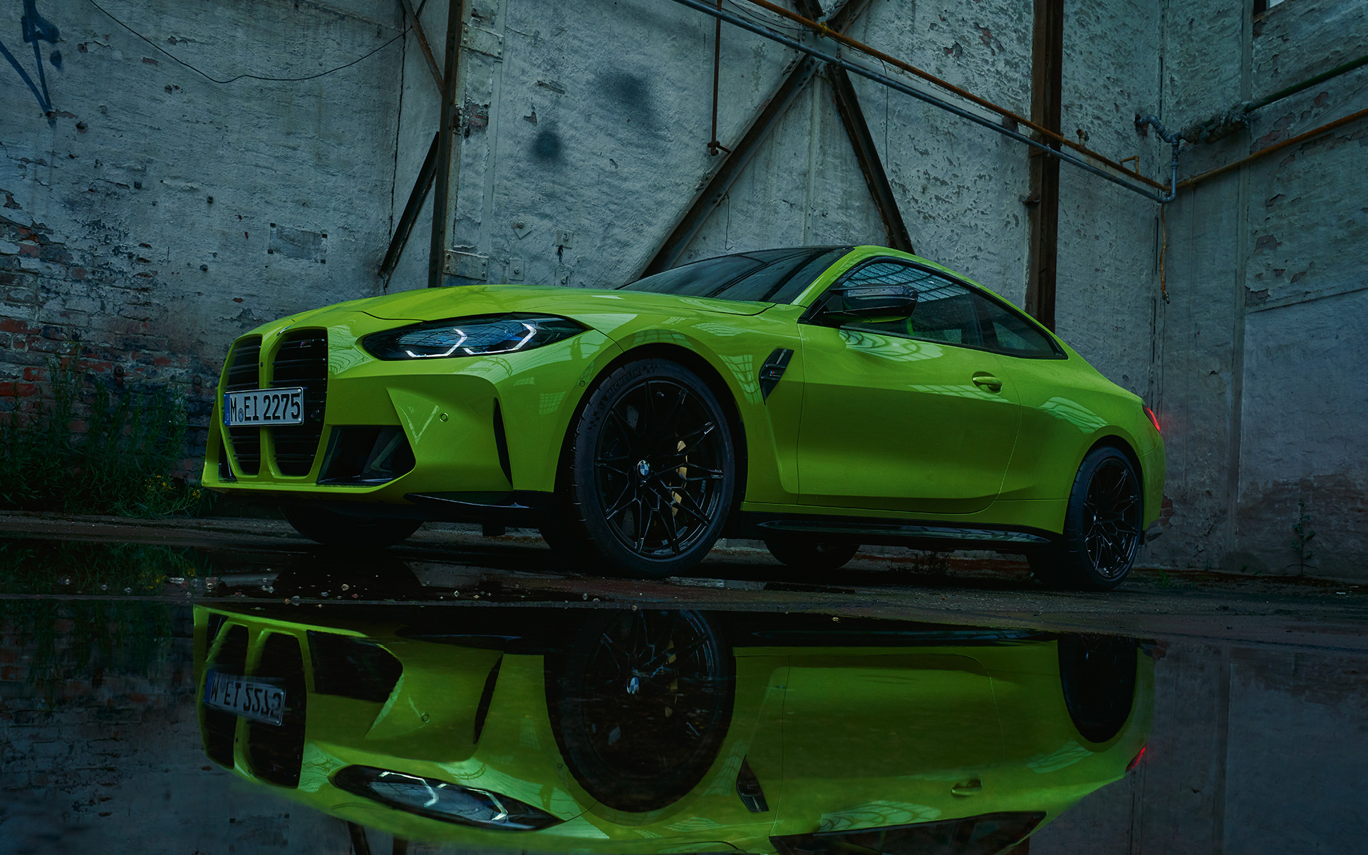 BMW M4 Competition Coupé G82 2020, Sao Paulo Yellow, kolm neljandikku eestvaade