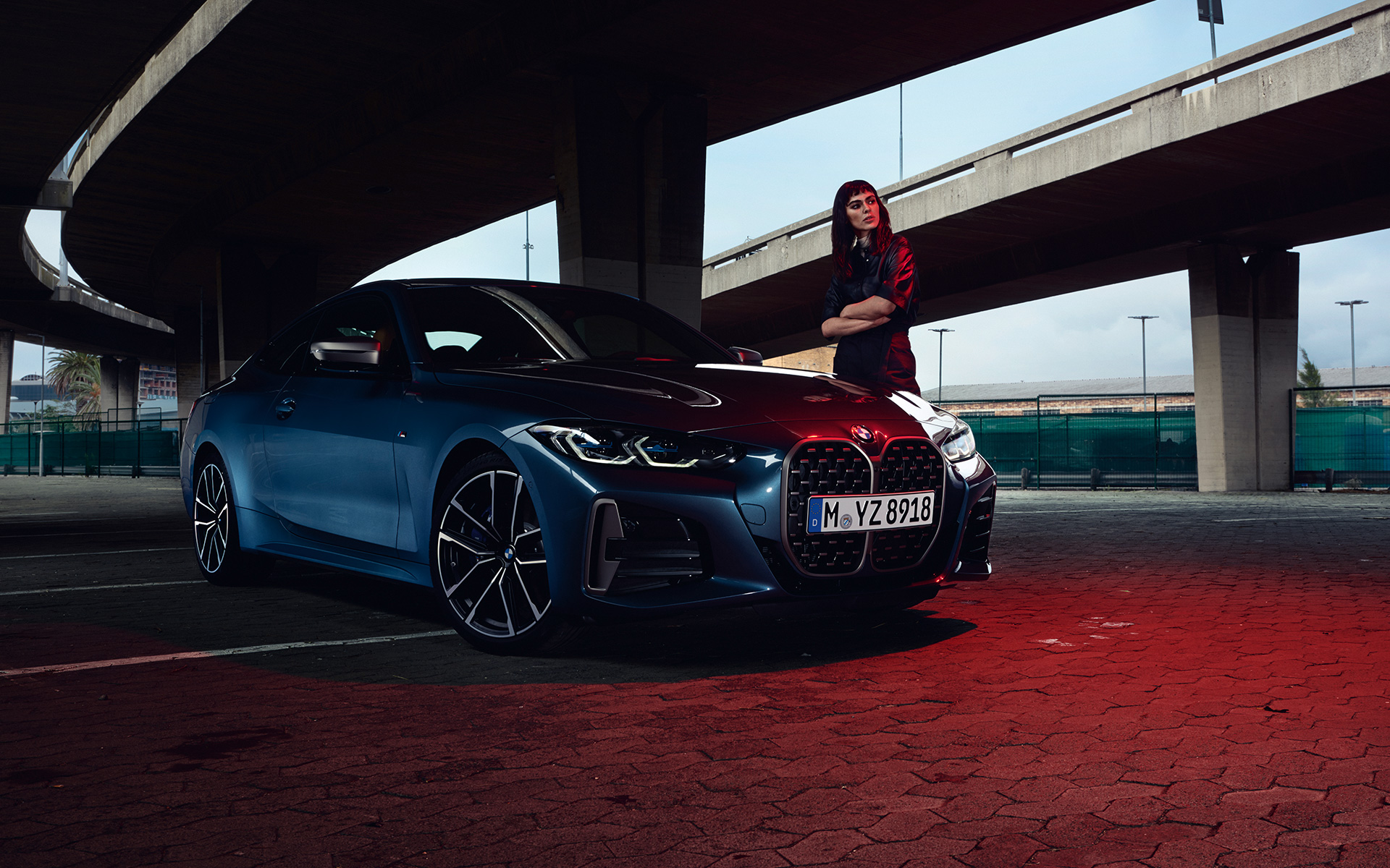 BMW M440i xDrive Coupé G22 2020 G82 2020, Arctic Race Blue metallik, kolm neljandikku eestvaade koos modelliga