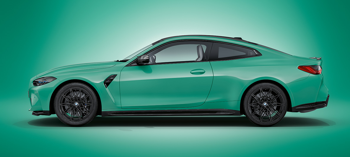 BMW M4 Coupé G82 2021, BMW Individual Mint Green metallik, kolm neljandikku külgvaade seistes BMW M4 Coupé G82 2021, BMW Individual Mint Green metallik, kolm neljandikku külgvaade seistes
