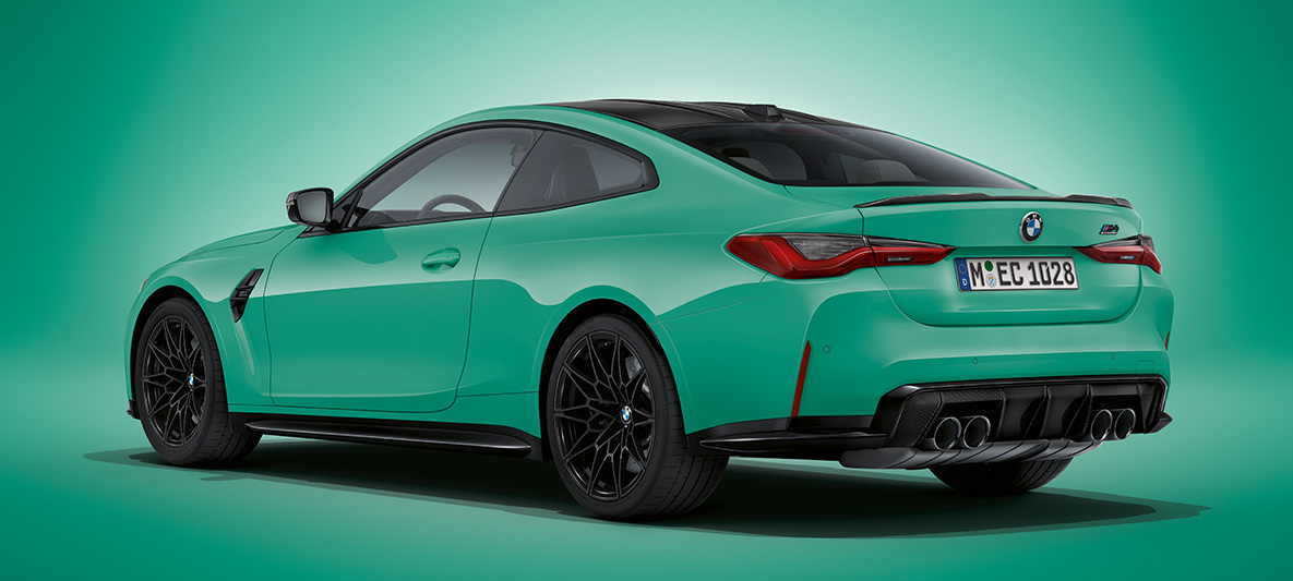 BMW M4 Coupé G82 2021, BMW Individual Mint Green metallik, kolm neljandikku tagantvaade seistes BMW M4 Coupé G82 2021, BMW Individual Mint Green metallik, kolm neljandikku tagantvaade seistes