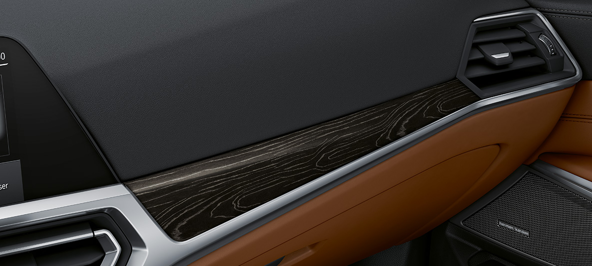 BMW Individuali väärispuidust salongi dekoratiivliistud, BMW M4 Coupé G82 2020 salong BMW Individuali väärispuidust dekoratiivliistud 'Fineline' Black, hõbedase poorse efektiga, BMW M4 Coupé G82 2020 salong