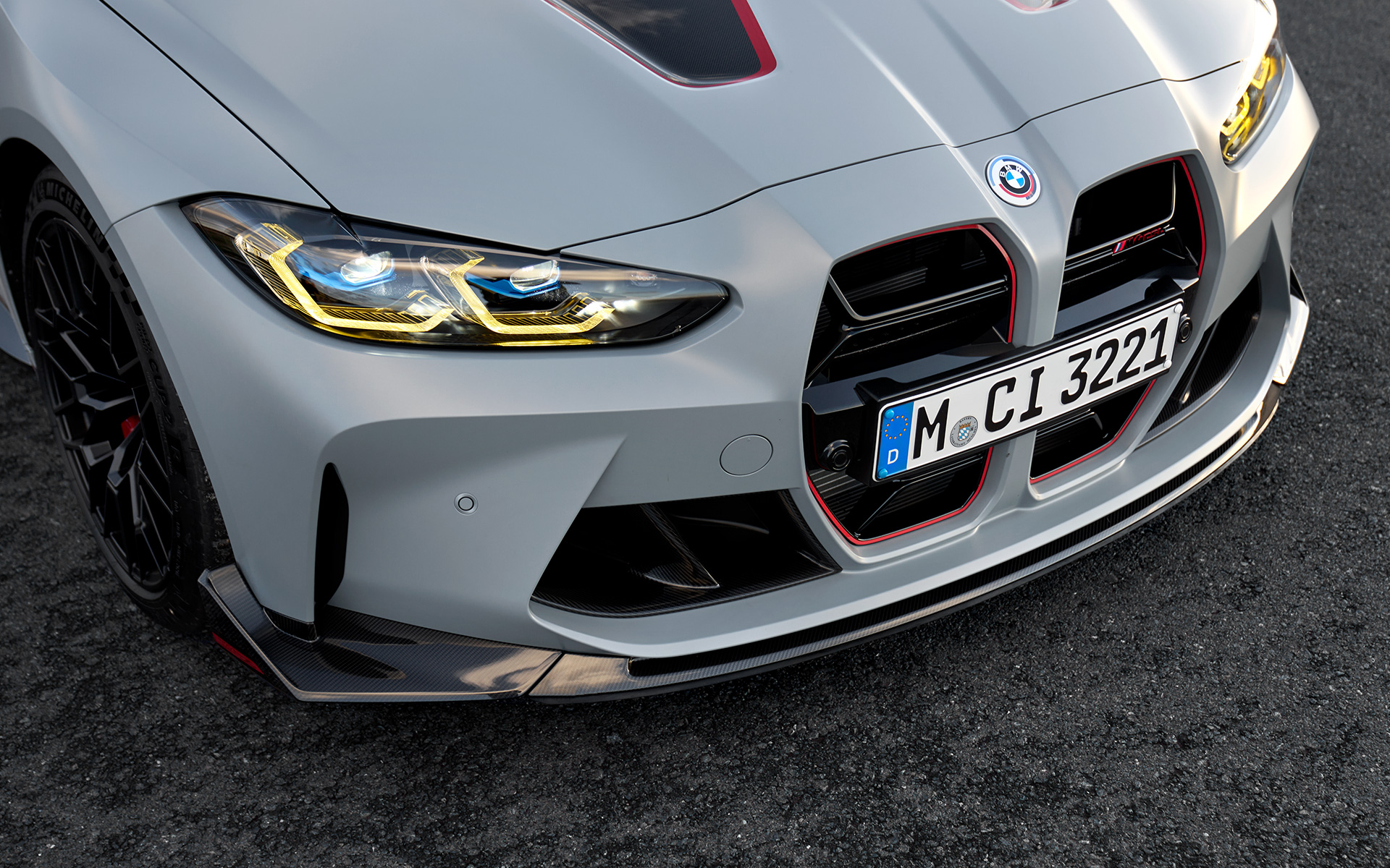 M Carbon eesmine jaotur, BMW M4 CSL G82 BMW M4 CSL G82, BMW Individual Frozen Brooklyn Grey metallik, M Carbon eesmine jaotur, lähivõte, eestvaade
