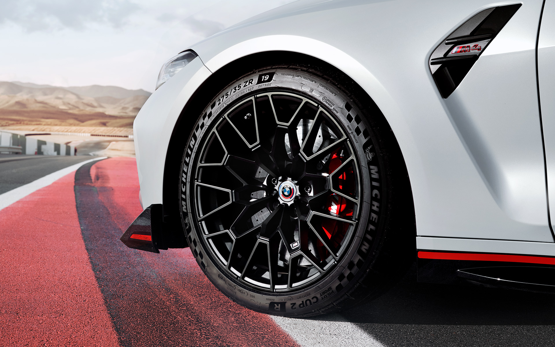 Kõrgläikega punased M Carbon keraamilised pidurid, BMW M4 CSL G82 BMW M4 CSL G82, BMW Individual Frozen Brooklyn Grey metallik, kõrgläikega punane M Carbon keraamiline pidur koos kergkonstruktsiooniga veljega