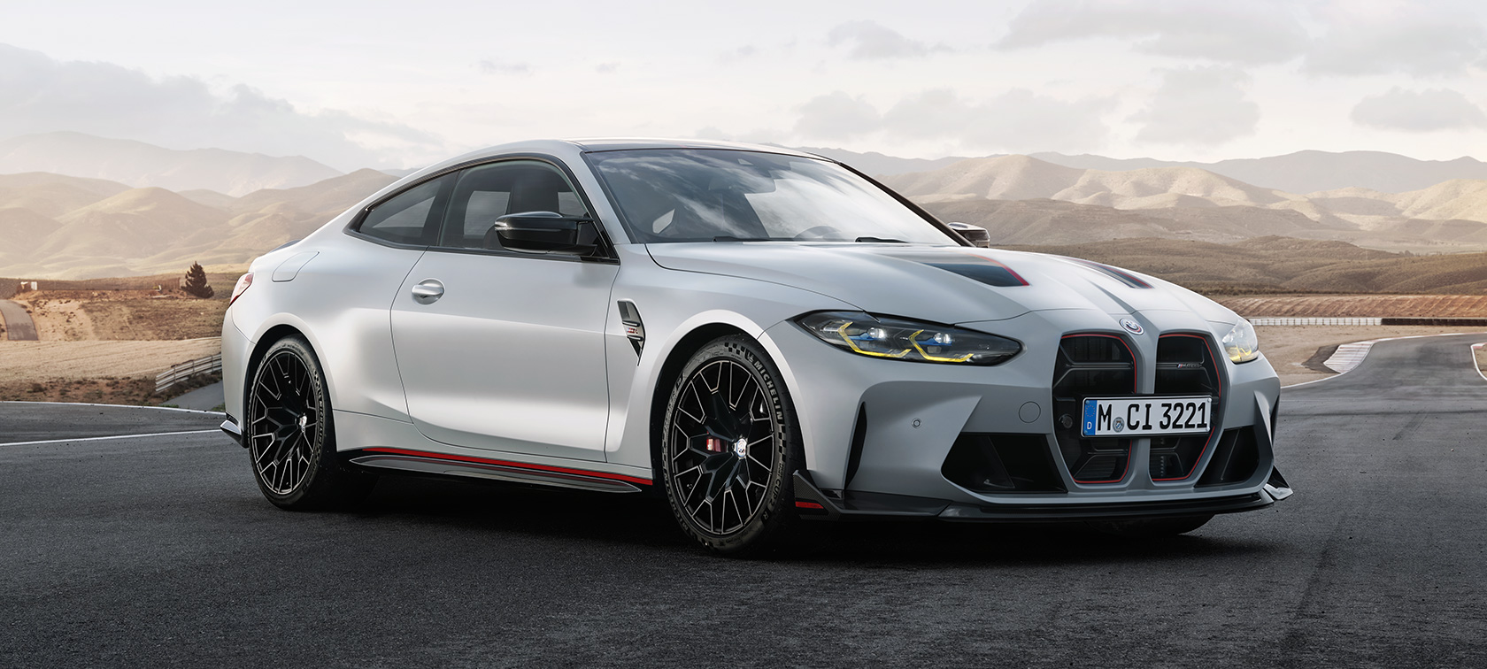 BMW M4 CSL G82, kolm neljandikku eestvaade BMW M4 CSL G82, BMW Individual Frozen Brooklyn Grey metallik, kolm neljandikku eestvaade