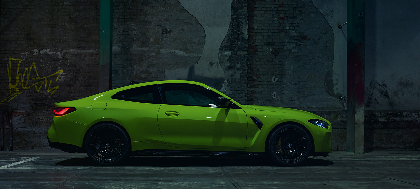 BMW M4 CSL G82, kolm neljandikku tagantvaade BMW M4 CSL G82, BMW Individual Frozen Brooklyn Grey metallik, kolm neljandikku tagantvaade võidusõidurajal sõites