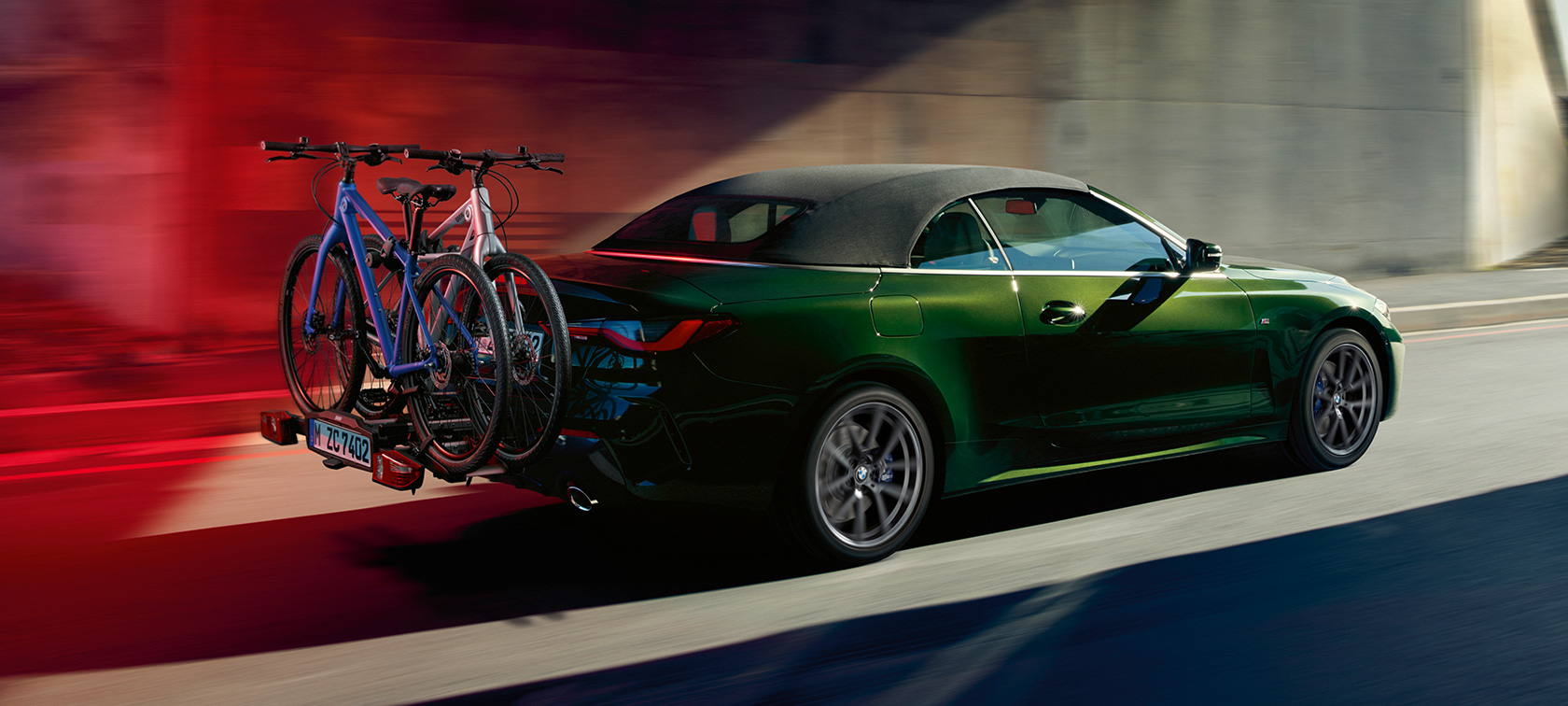 Kolm neljandikku tagantvaade ja BMW tagumine rattahoidik Pro 2.0, BMW 4. seeria Cabrio G23 2020 BMW 4. seeria Cabrio G23 toonis Sanremo Green metallik, 2020, kolm neljandikku tagantvaade ja BMW tagumine rattahoidik Pro 2.0