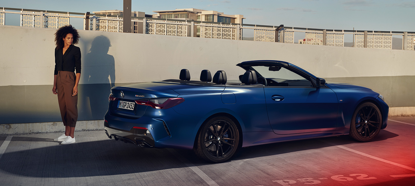 BMW M440i xDrive Cabrio G23 2020, kolm neljandikku tagantvaade BMW M440i xDrive Cabrio G23 2020 toonis BMW Individual Frozen Portimao Blue metallik, kolm neljandikku mudeliga tagantvaade
