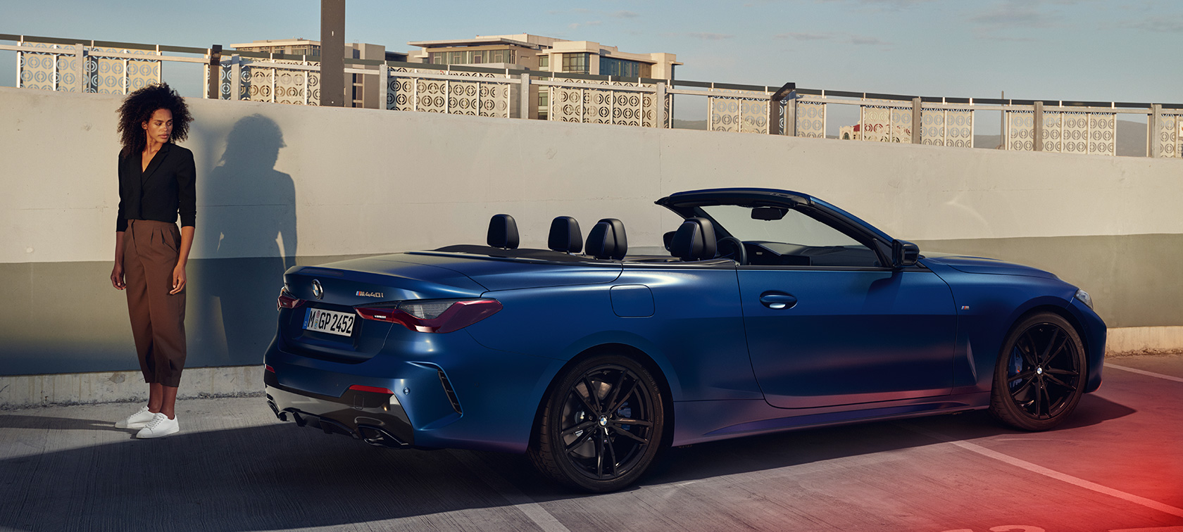 BMW M440i xDrive Cabrio G23 2020, kolm neljandikku tagantvaade BMW M440i xDrive Cabrio G23 2020 toonis BMW Individual Frozen Portimao Blue metallik, kolm neljandikku mudeliga tagantvaade