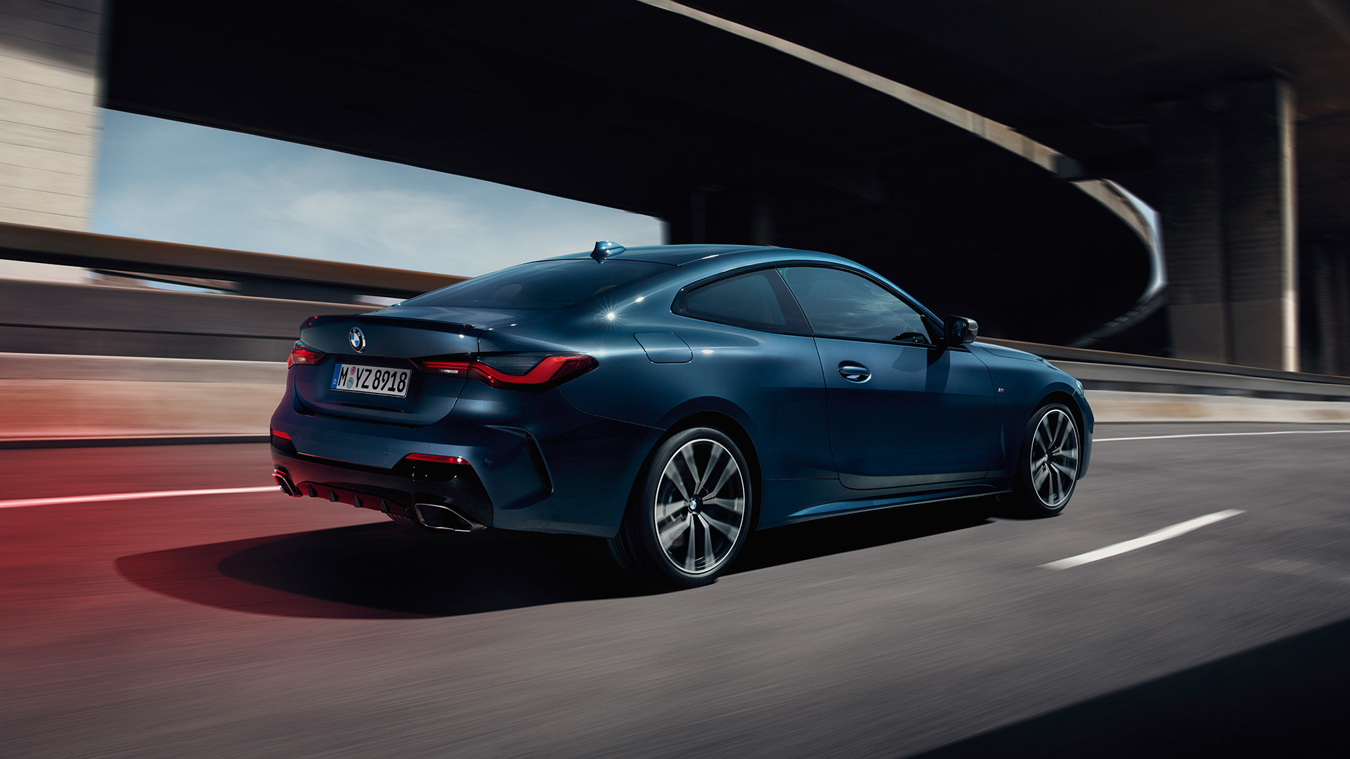 BMW M440i xDrive Coupé G22 2020, kolm neljandikku tagantvaade BMW M440i xDrive Coupé Arctic Race Blue metallik G22 2020, kolm neljandikku külgvaade