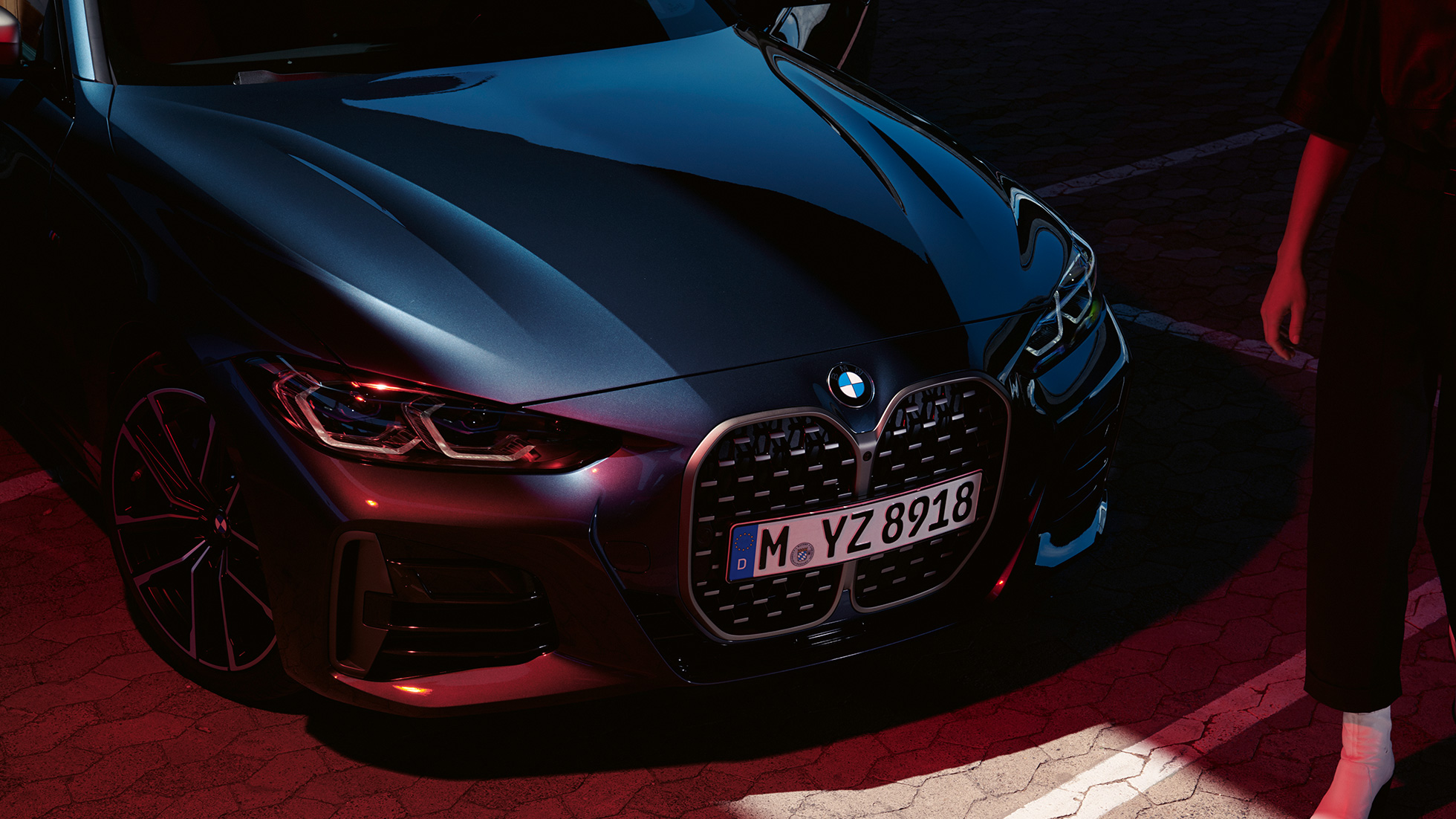 BMW M440i xDrive Coupé G22 2020, BMW kaheosaline neerukujuline iluvõre BMW M440i xDrive Coupé Arctic Race Blue metallik G22 2020, kolm neljandikku eestvaade BMW kaheosalisele neerukujulisele iluvõrele