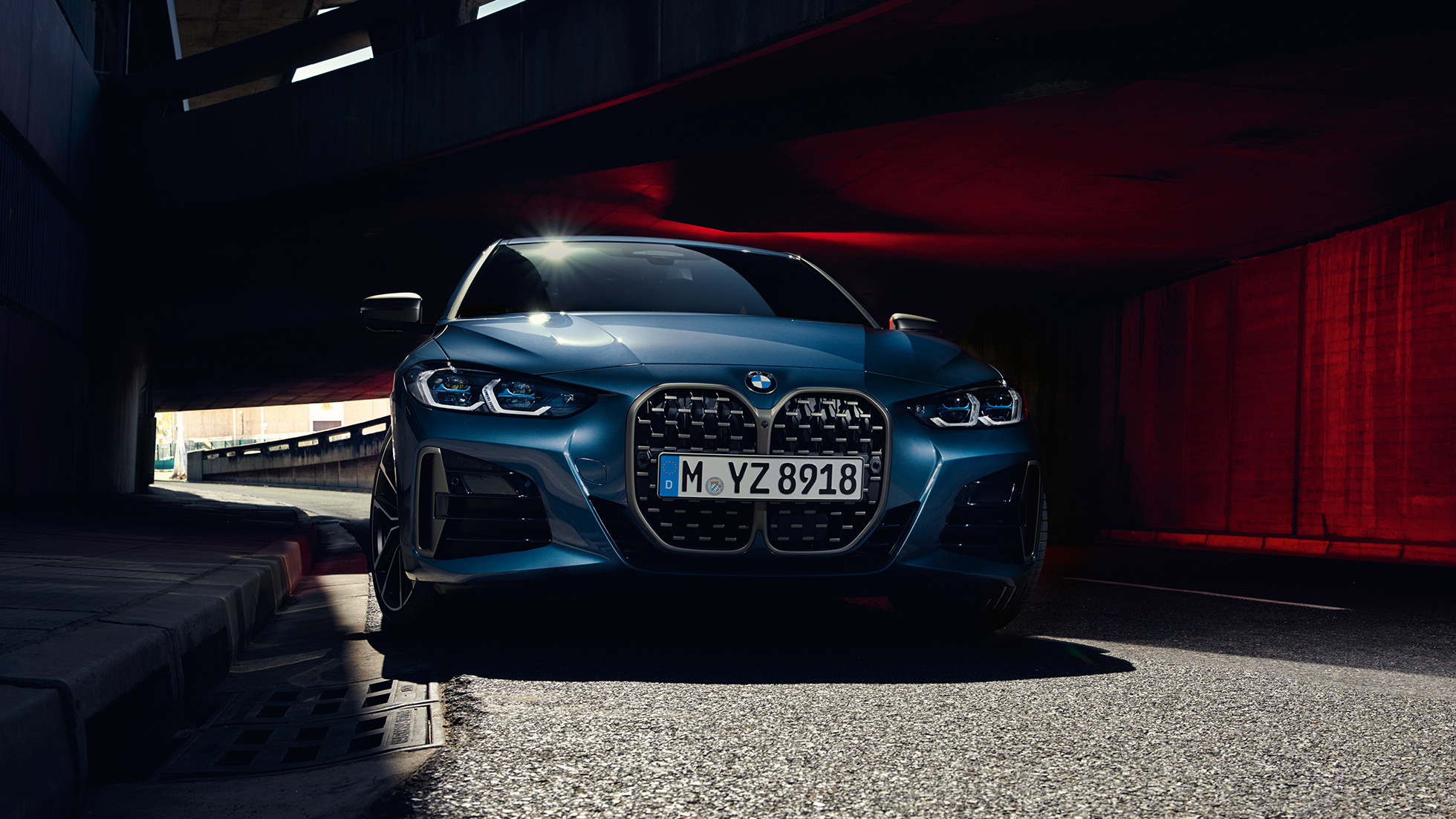 BMW M440i xDrive Coupé G22 2020, BMW kaheosaline neerukujuline iluvõre ja LED-esituled BMW M440i xDrive Coupé Arctic Race Blue metallik G22 2020, eestvaade BMW kaheosalisele neerukujulisele iluvõrele ja LED-esituledele
