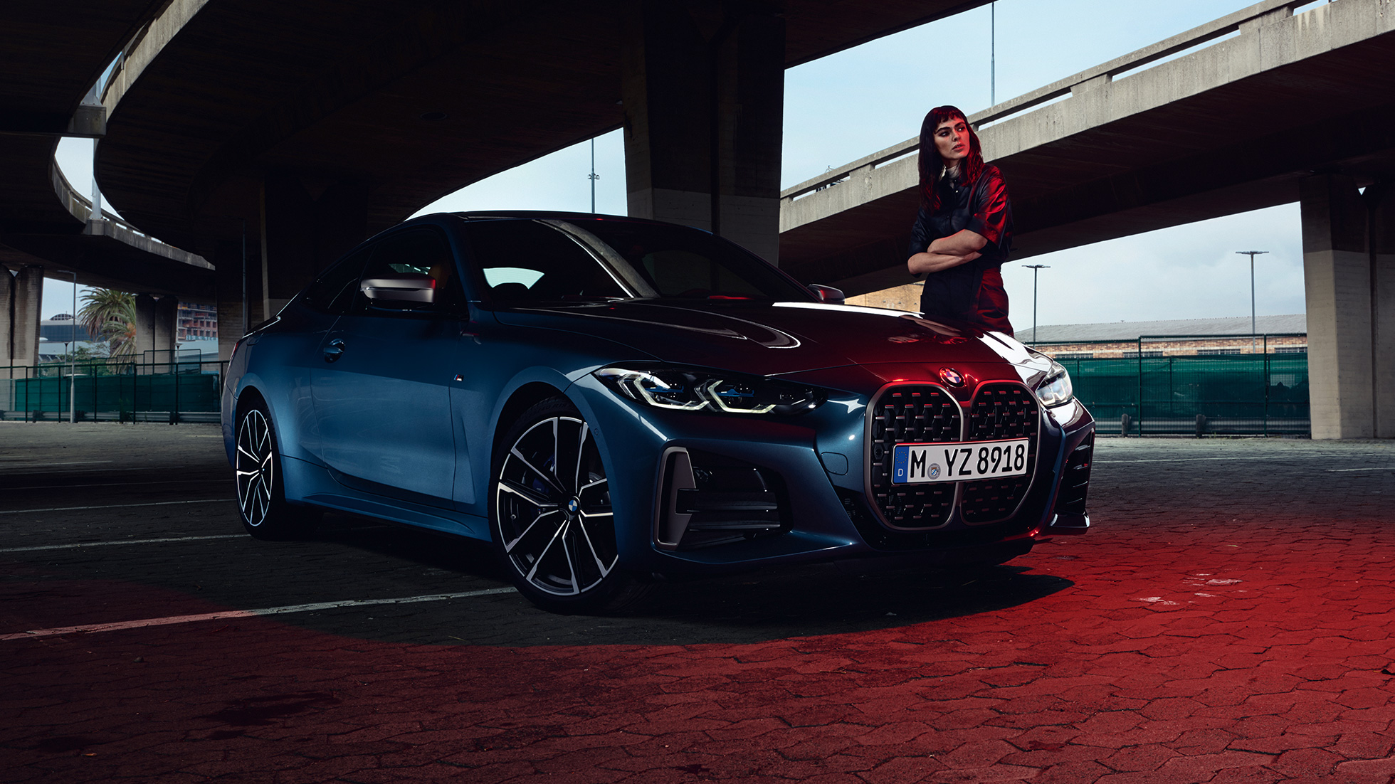 BMW M440i xDrive Coupé G22 2020, kolm neljandikku külgvaade koos mudeliga BMW M440i xDrive Coupé Arctic Race Blue metallik G22 2020, kolm neljandikku külgvaade koos mudeliga