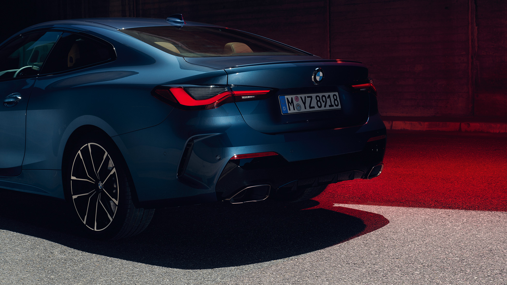 BMW M440i xDrive Coupé G22 2020, kolm neljandikku tagantvaade tagatuledele BMW M440i xDrive Coupé Arctic Race Blue metallik G22 2020, kolm neljandikku tagantvaade tagatuledele